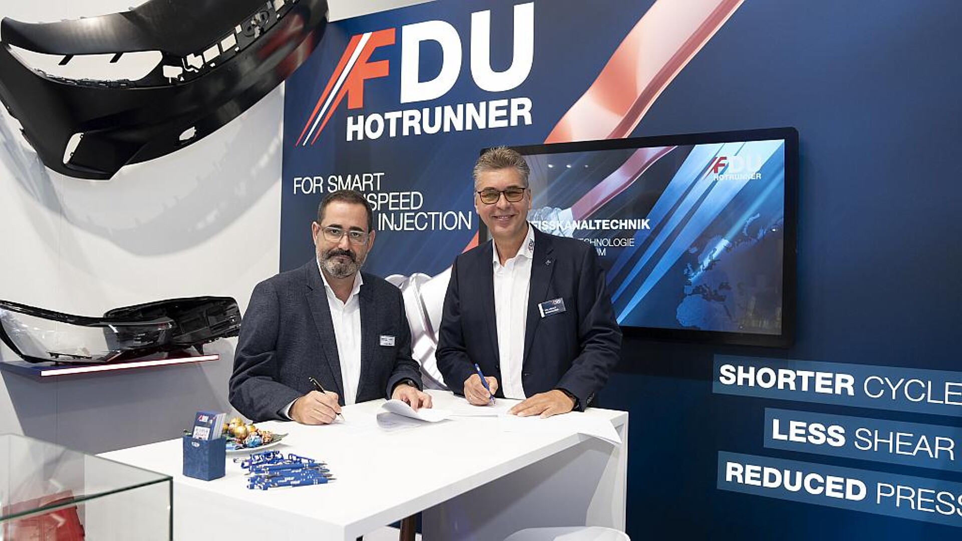 Enrique Moya (l.) und Willibald Windhager bei der Unterzeichnung des Kooperationsvertrages. (Foto: FDU Hotrunner)