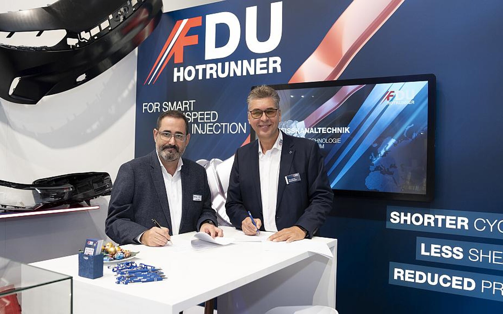 Enrique Moya (l.) und Willibald Windhager bei der Unterzeichnung des Kooperationsvertrages. (Foto: FDU Hotrunner)