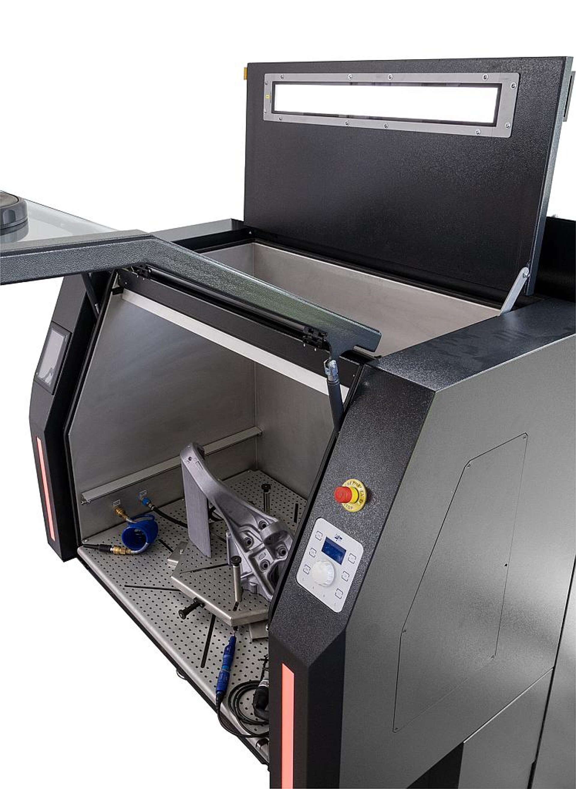 Die große Frontklappe ermöglicht die Beschickung durch Kräne oder Gabelstapler. (Foto: joke Technology)