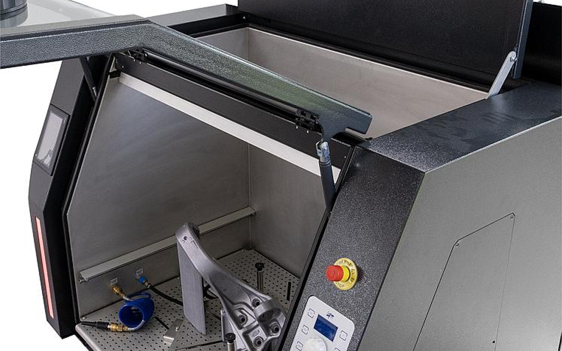 Die große Frontklappe ermöglicht die Beschickung durch Kräne oder Gabelstapler. (Foto: joke Technology)