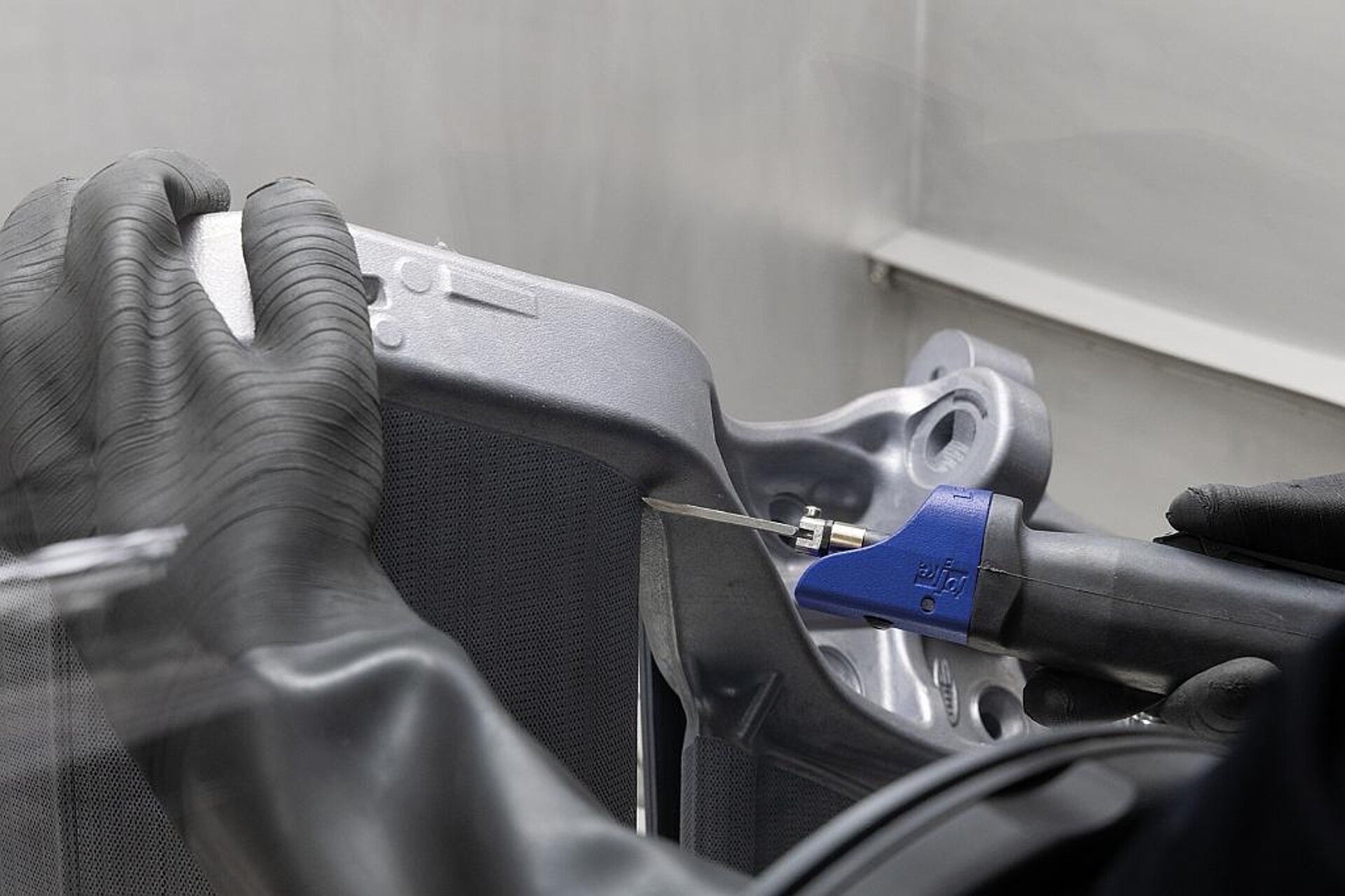 Dank großem Arbeitsraum bietet die Arbeitsstation viel Freiheit für ergonomisches Arbeiten, bei wirksamer Absaugung von Spänen und Stäuben. (Foto: joke Technology)