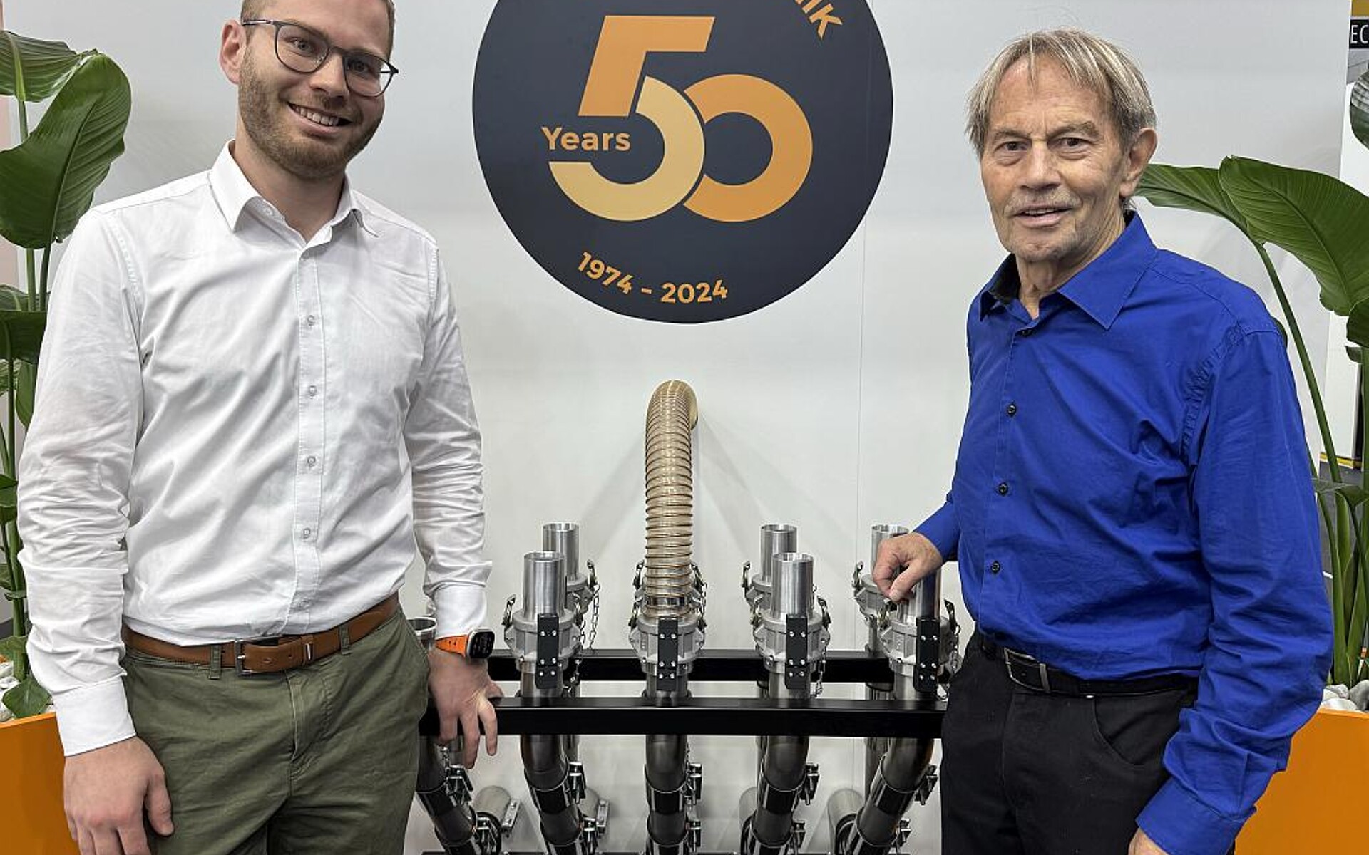 Impuls, vorgestellt von Alex (l.) und Werner Koch, ist eine manuelle Materialverteilung mit integrierter Überwachung. (Foto: KPT)