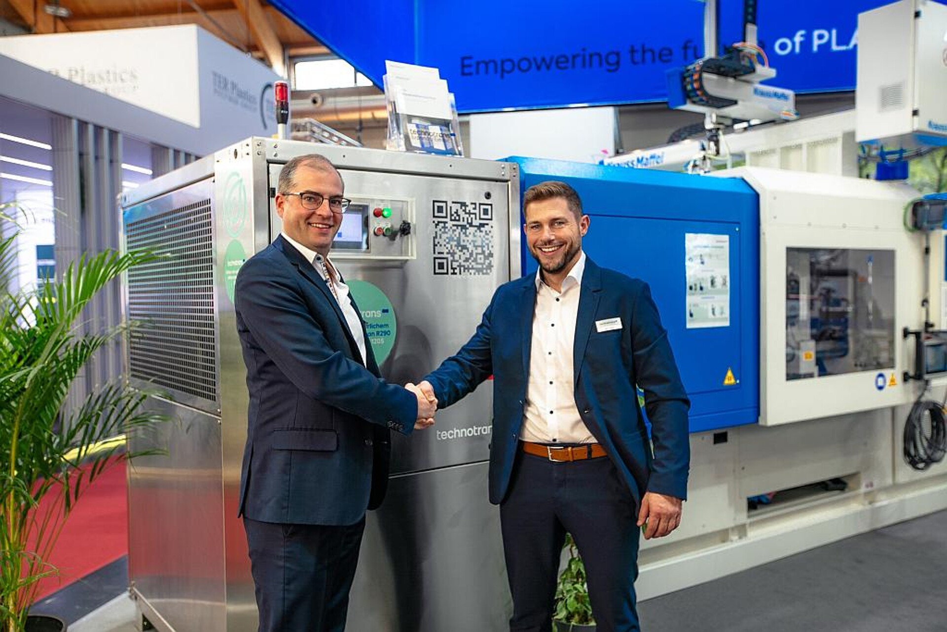 Strategische Partnerschaft: Jonathan Franke (l.), kaufmännischer Geschäftsführer enesty, und Nicolai Küls (r.), Leiter Division Plastics und Geschäftsführer von technotrans solutions. (Foto: Technotrans)