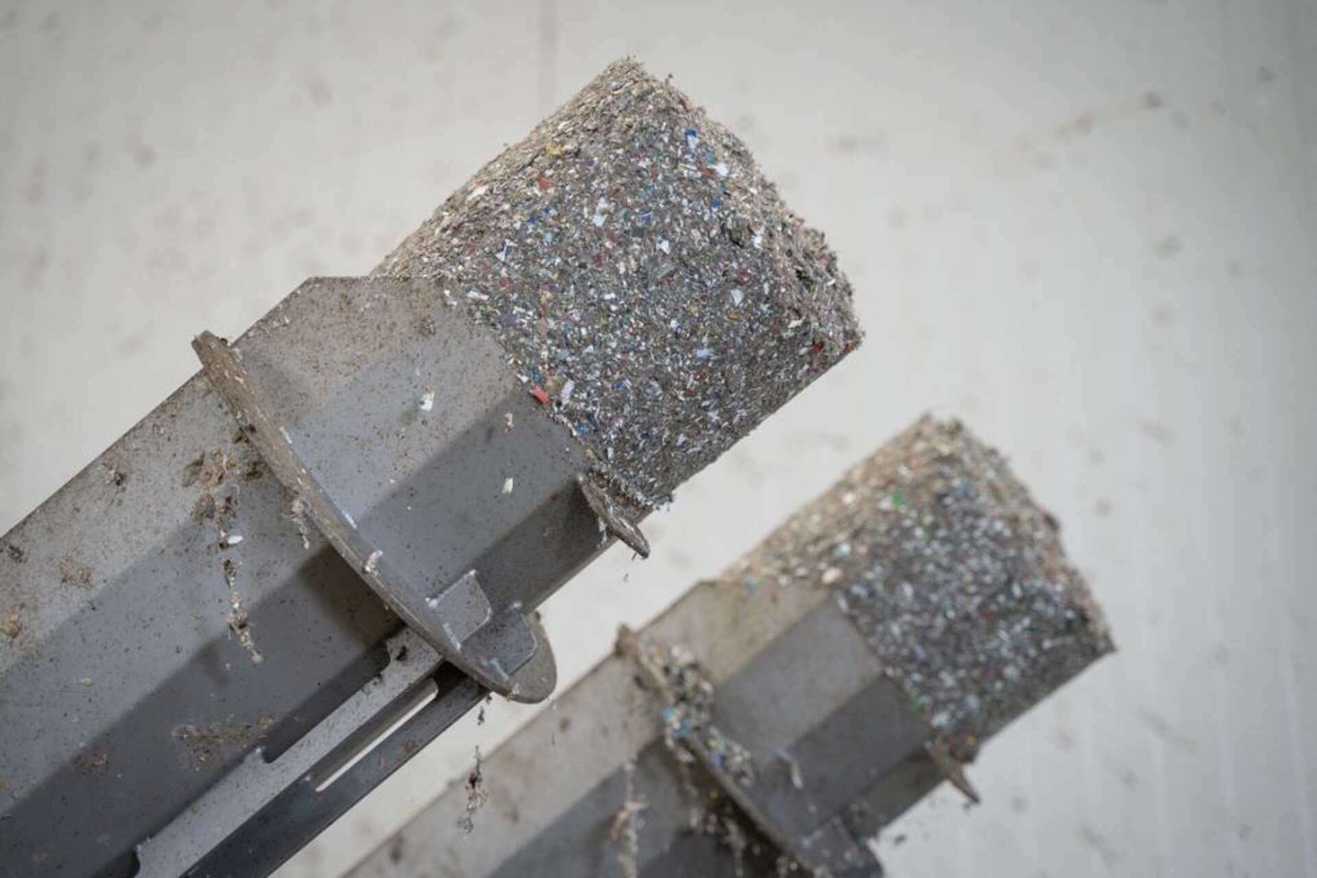 Entwässerte und komprimierte Kunststoff-Feinanteile aus einer C.200 Duo. (Foto: Weima)