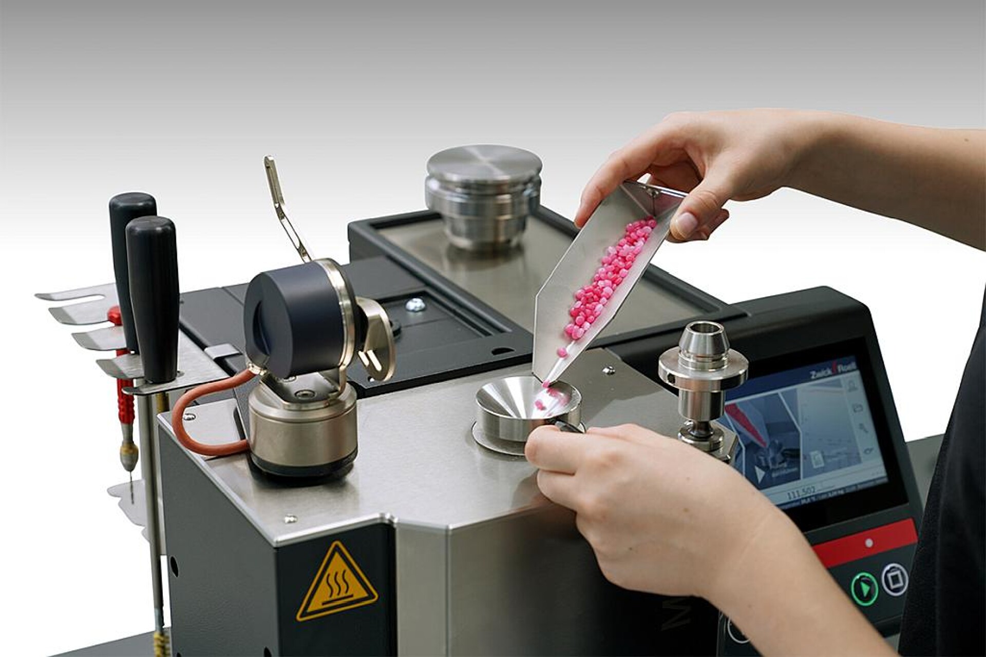 Das Einfüllen von Probematerial ist ergonomisch ausgelegt. (Foto: ZwickRoell)