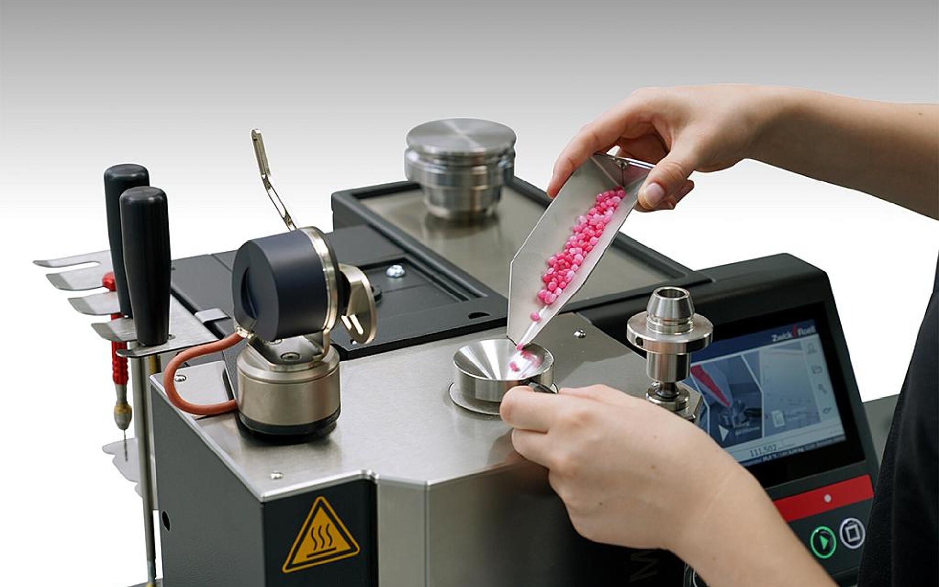 Das Einfüllen von Probematerial ist ergonomisch ausgelegt. (Foto: ZwickRoell)