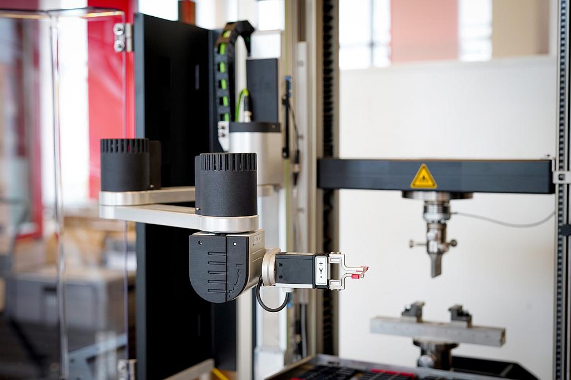 ALEX ermöglicht auch kleinere Labore mit niedrigem Probenaufkommen zu automatisieren. (Foto: ZwickRoell)