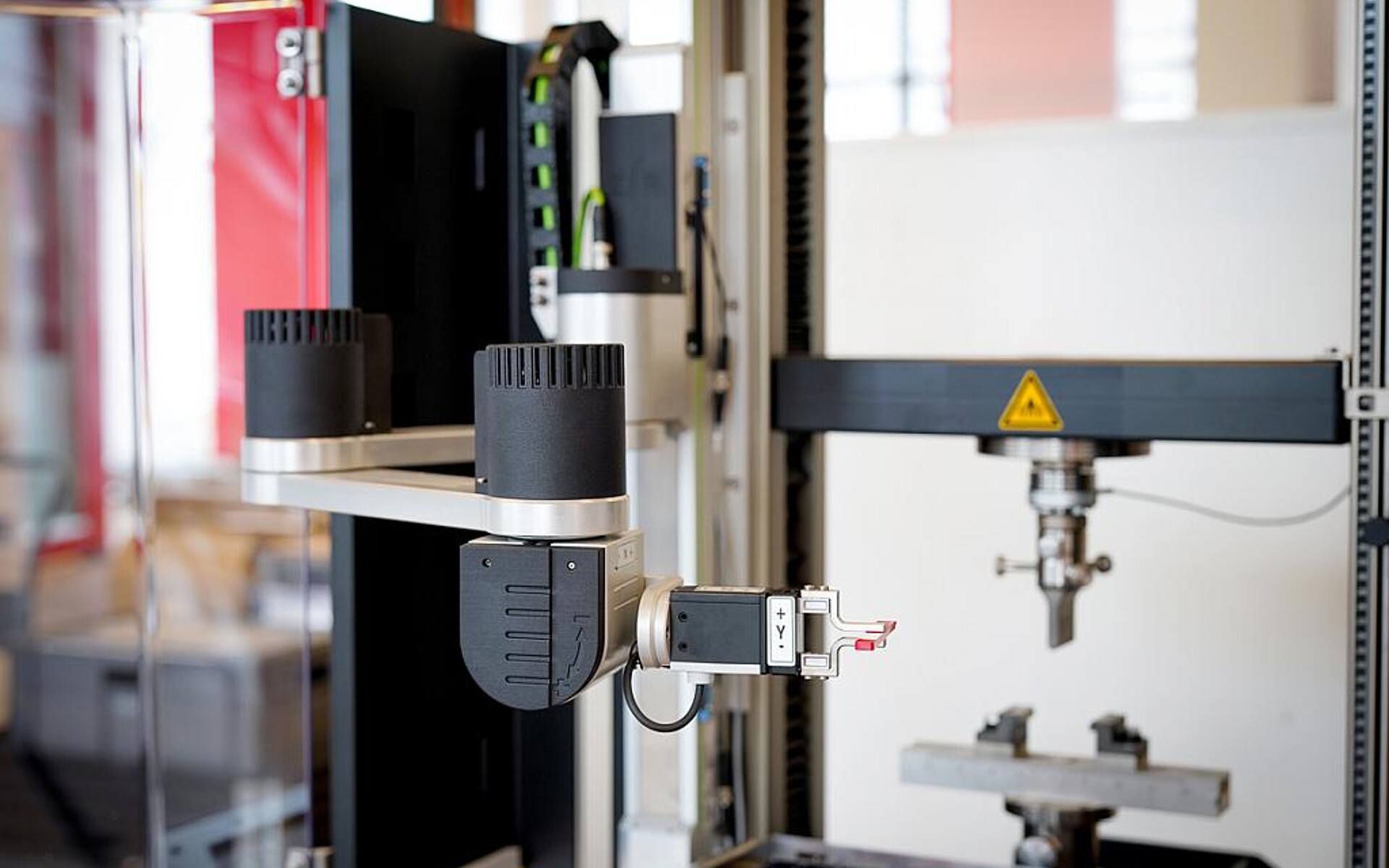 ALEX ermöglicht auch kleinere Labore mit niedrigem Probenaufkommen zu automatisieren. (Foto: ZwickRoell)