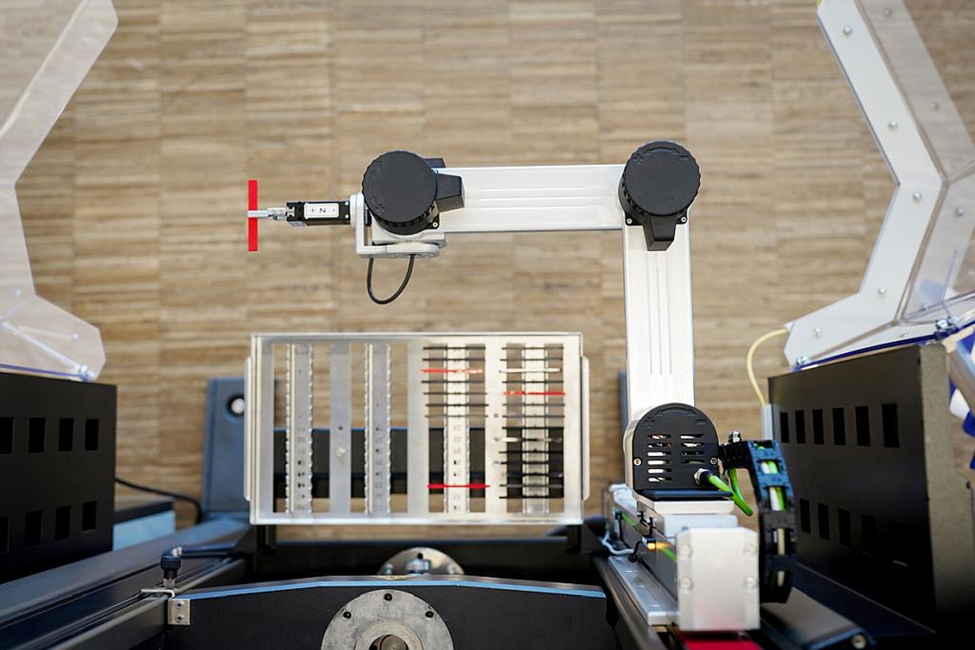 Blick von oben auf den Roboterarm und das Magazin. (Foto: ZwickRoell)