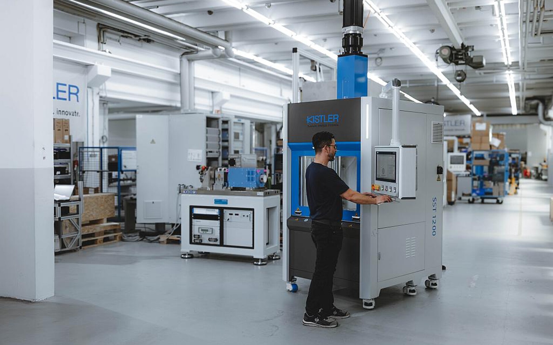 Der Servopressen-Einzelarbeitsplatz Smart Single Station 2nd Generation sorgt für unterbrechungsfreie Abläufe in der Fertigungslinie. (Foto: Kistler)