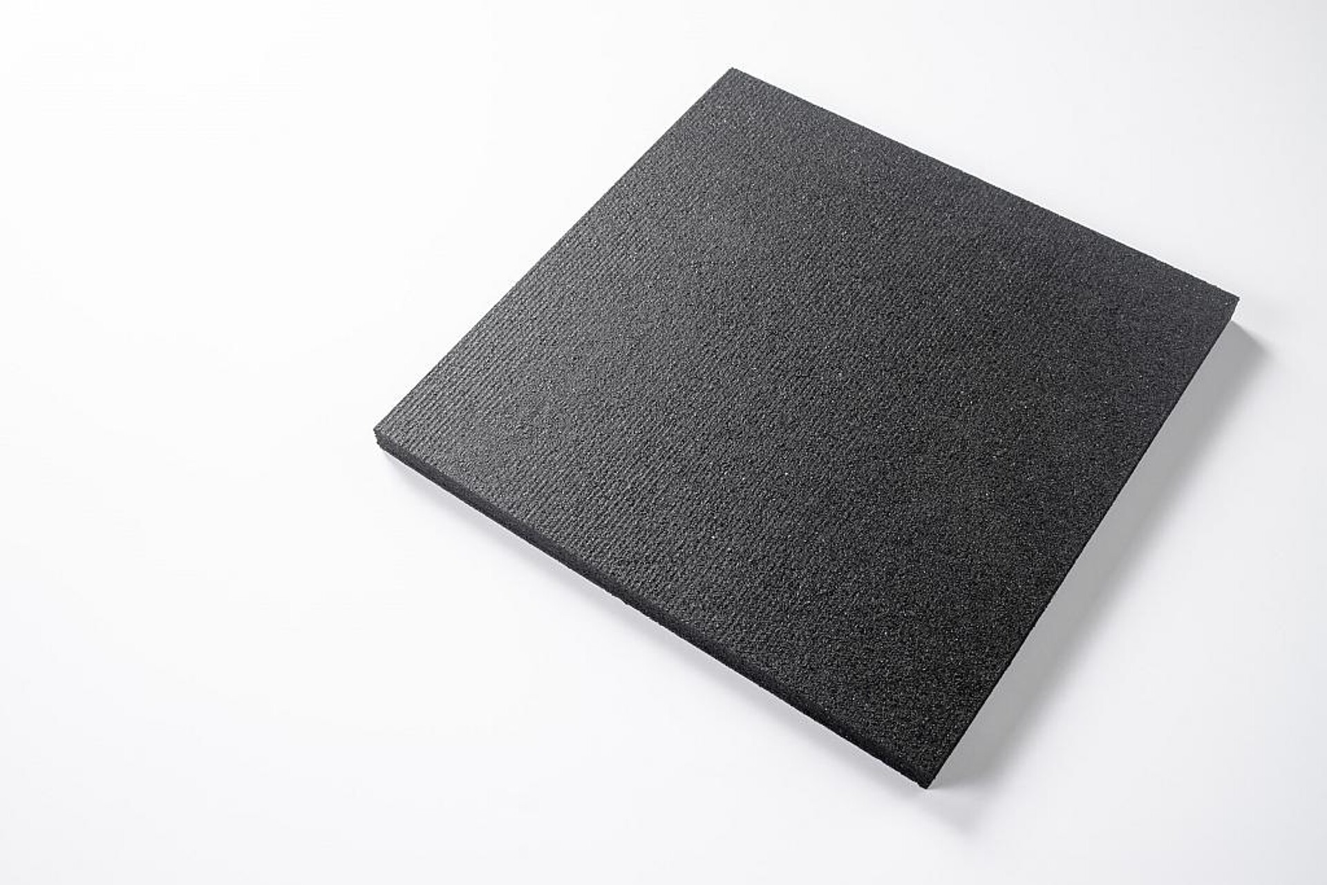Das Elastomerlager ELR 18 besteht zu 95 % aus recyceltem Gummipulver. (Foto: Matteco)