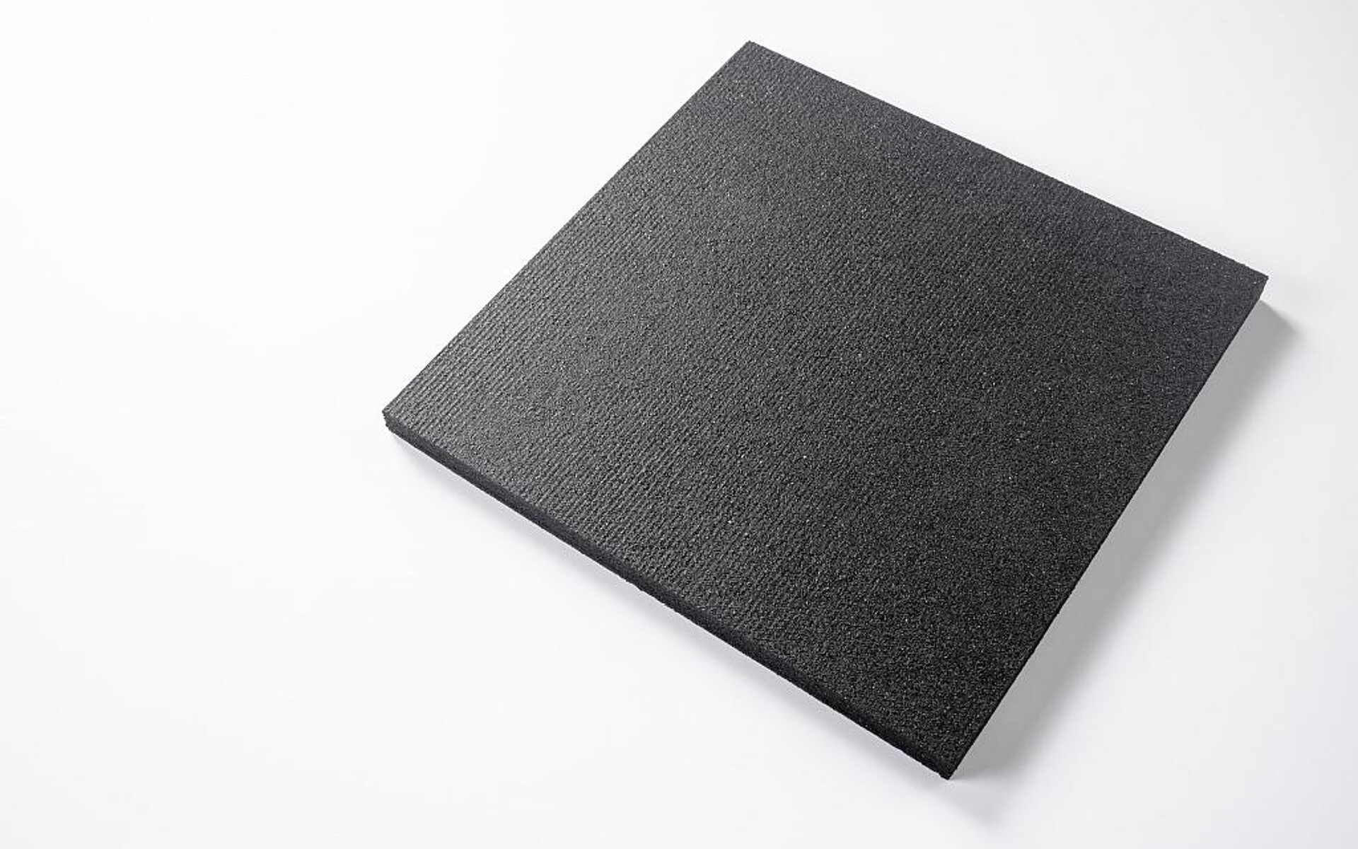 Das Elastomerlager ELR 18 besteht zu 95 % aus recyceltem Gummipulver. (Foto: Matteco)