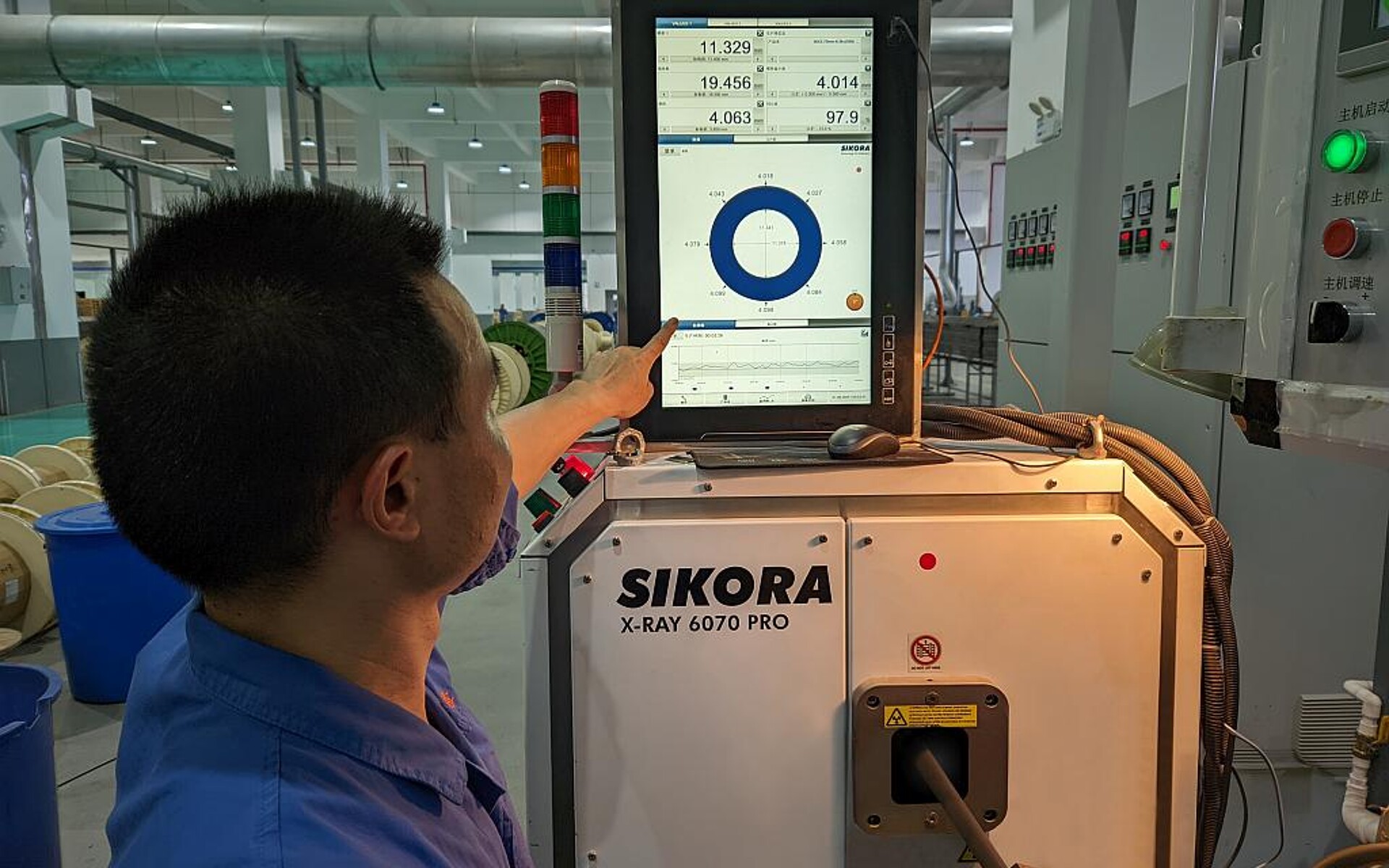 Wuxi Huacheng Cable setzt Sikoras X-Ray 6000 Pro zur Messung und Regelung bei der Produktion neuer Energiekabel ein. (Foto: Sikora)