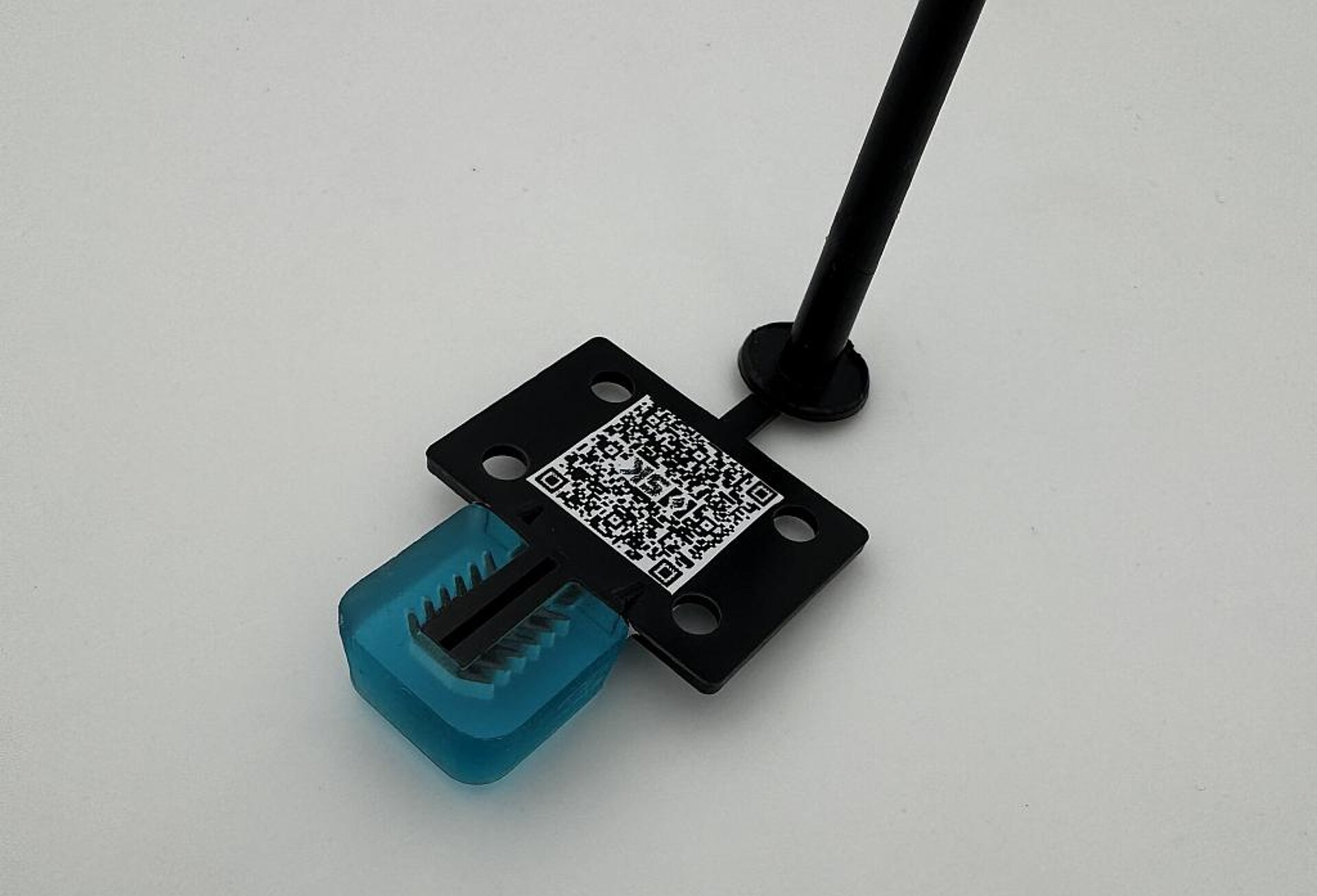 Kabelhalter-Clip, hergestellt mit dem Hybrid-Tooling-Verfahren, bei dem nur der Bereich mit Hinterschnitt aufgelöst wird. (Foto: SK Industriemodell)