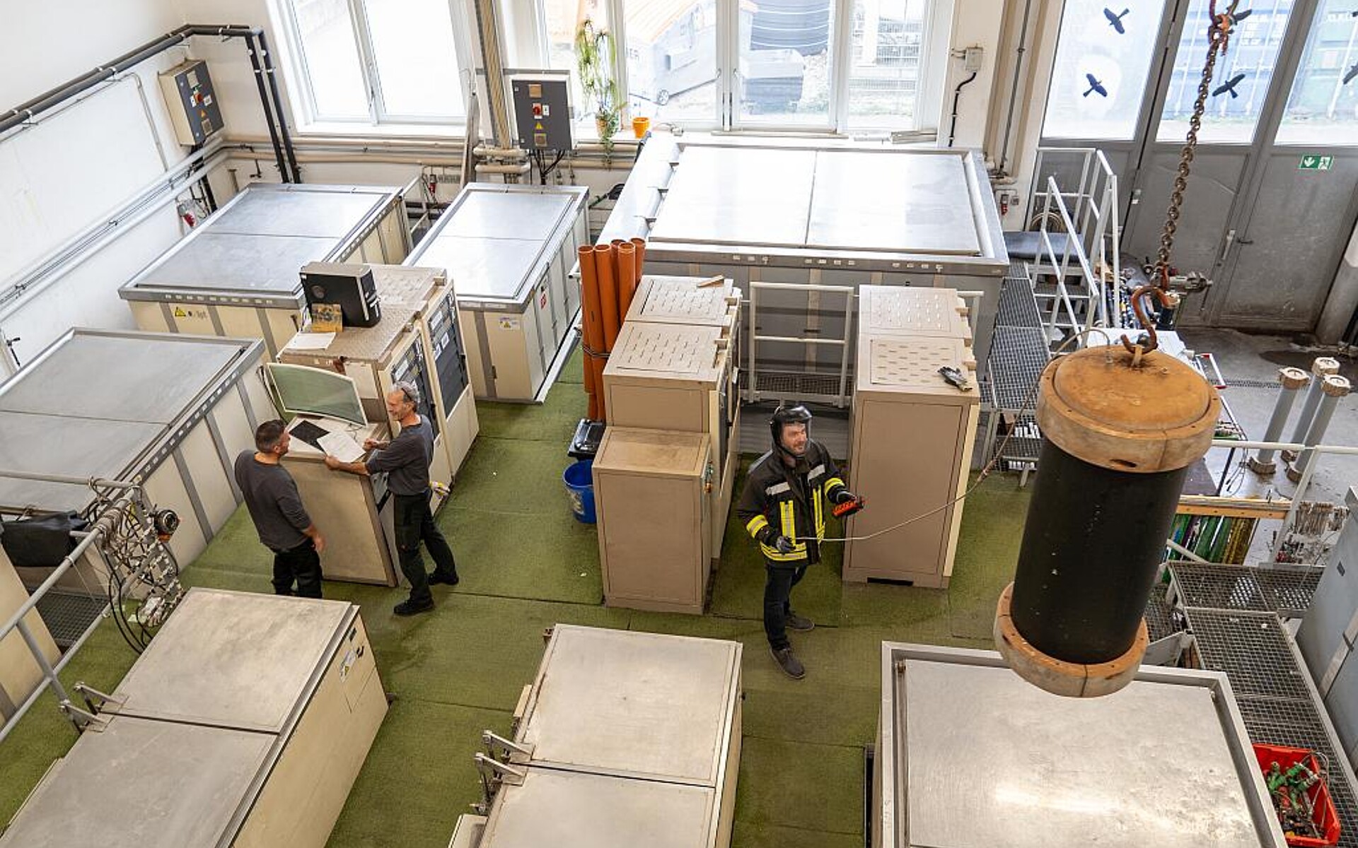 Prüfbereich für die Rohr-Innendruckprüfung (Zeitstand-Prüfung) mit unterschiedlich temperierten Wasserbecken. (Foto: Luca Hoffmannbeck, SKZ)
