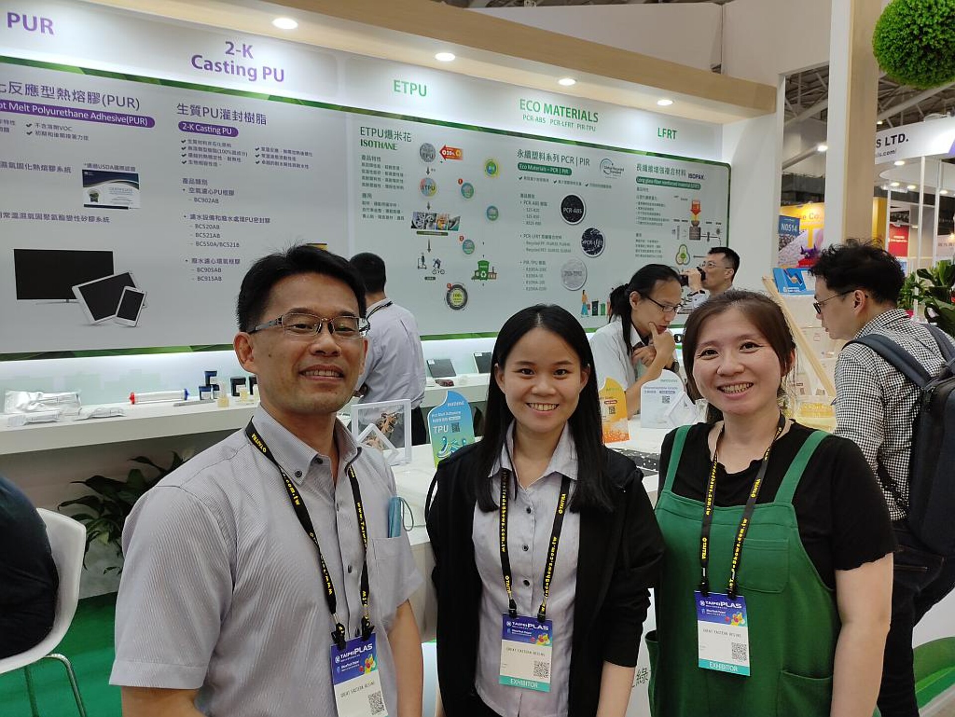 „Bei uns liegt ein wichtiger Schwerpunkt auf dem Produkt Isothane, einem PIR TPU“, erklärten Allen Huang, Irene Chen und Karen Hsieh (vlnr), alle Great Eastern Resins Industrial aus Taiwan. (Foto: K-PROFI)