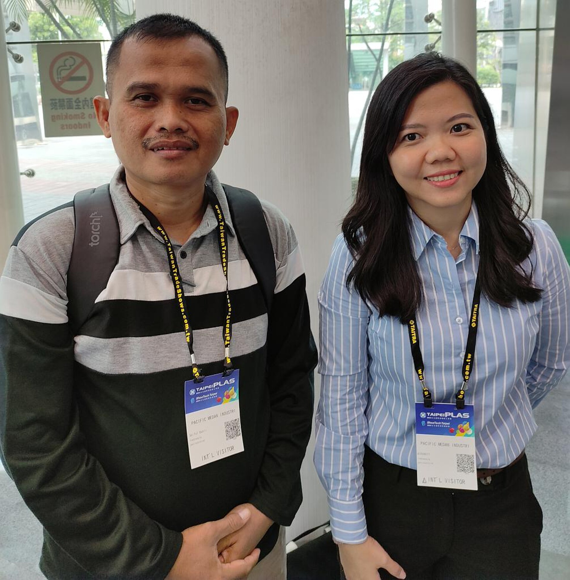 Mirawati Wu (re) aus Indonesien und Saiful Bahri aus Malaysia waren für ihren Arbeitgeber Pacific Medan Industri auf der TaipeiPlas: „Wir sind auf der Suche nach Spritzgieß- und Blasformmaschinen für unsere Standorte.“ (Foto: K-PROFI)