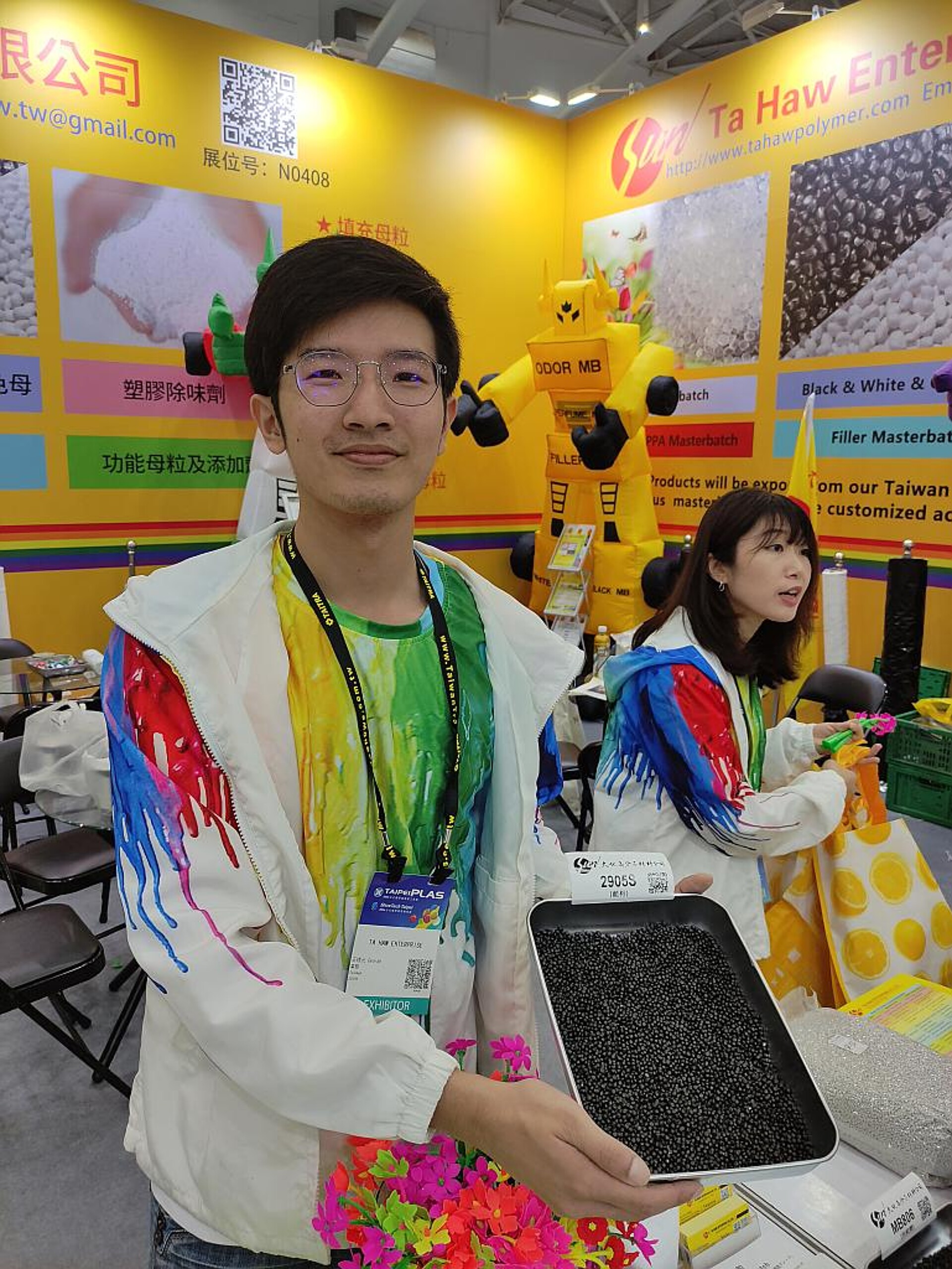 Georg Wang, Ta Haw Enterprise, Taiwan, zeigt das neue Black Masterbatch und parfümierte Masterbatche: „Rosenduft läuft zum Beispiel in Dubai sehr gut, denn dort kommt das Masterbatch bei Verpackungen zum Einsatz.“ (Foto: K-PROFI)