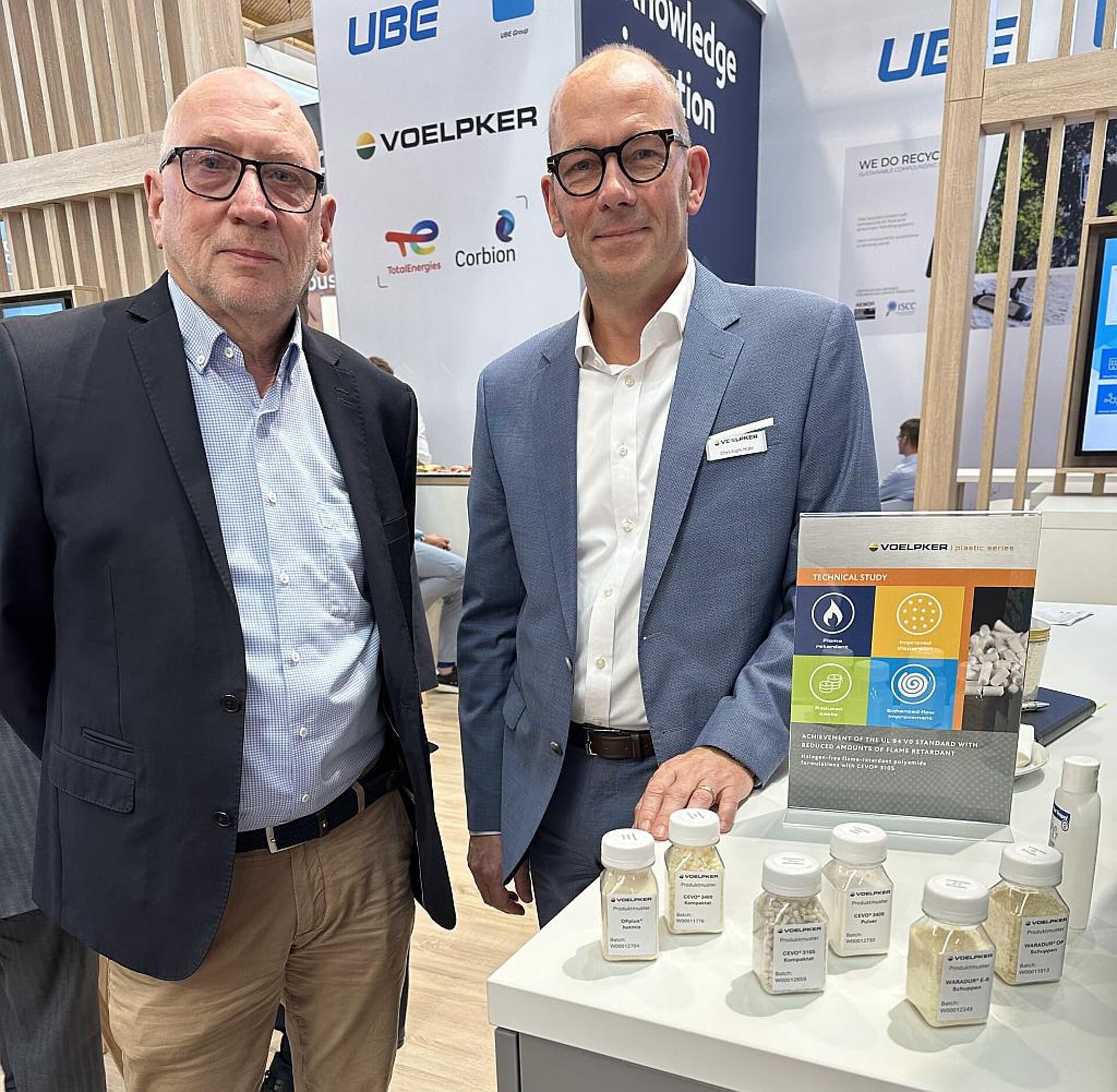 Dr. Lutz Matthies (l.), Leiter Business Development, und Christoph Höhr, Vice President Sales & Service, auf der Fakuma 2024. (Foto: K-PROFI)