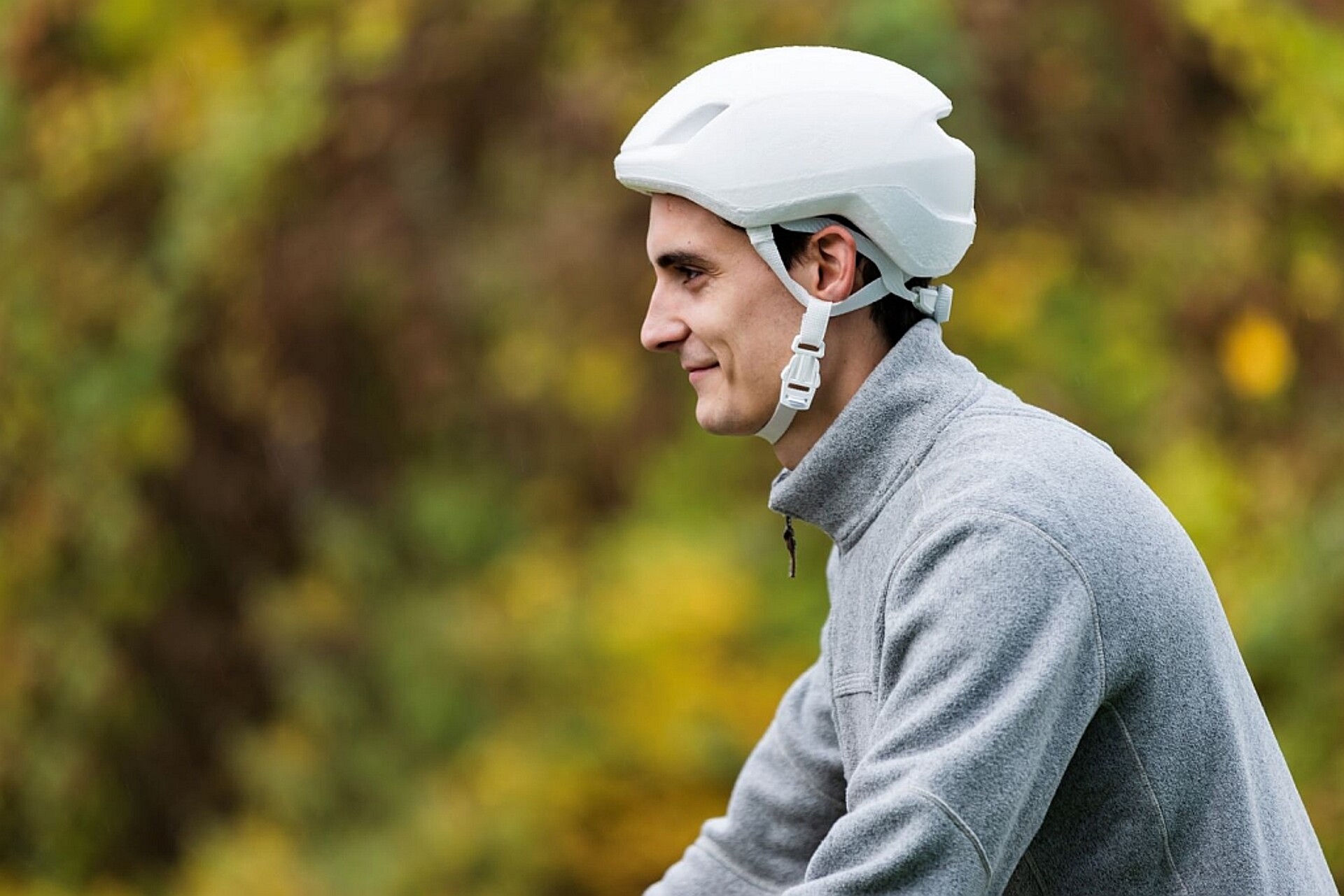 Der ausschließlich aus PLA bestehende Fahrradhelm kann im selben großserienfähigen Prozess wie konventionelle erdölbasierte Fahrradhelme hergestellt werden. (Foto: Fraunhofer ICT)