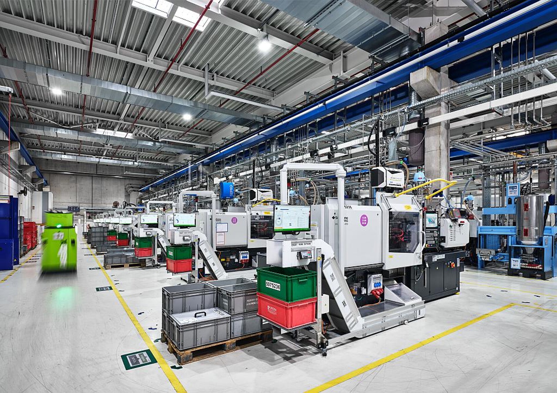 Fahrerlose Transportfahrzeuge sorgen für automatische Abläufe bei der internen Logistik. (Foto: Sumitomo (SHI) Demag)