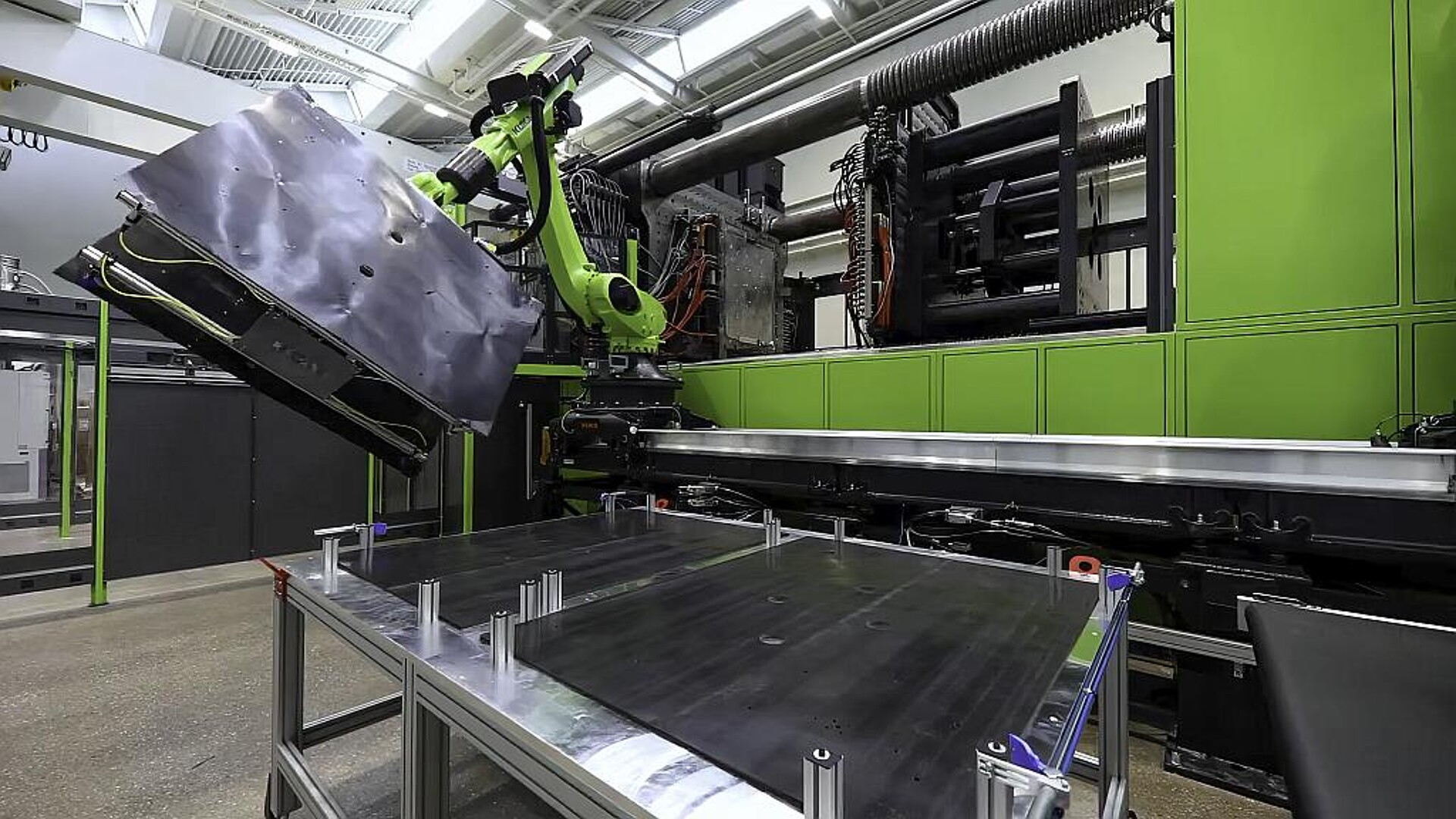 Produktion eines großformatigen Batteriedeckels aus dem Bereich Elektromobilität auf der weltweit größten Spritzgießmaschine in einem Technikum. (Foto: Engel)