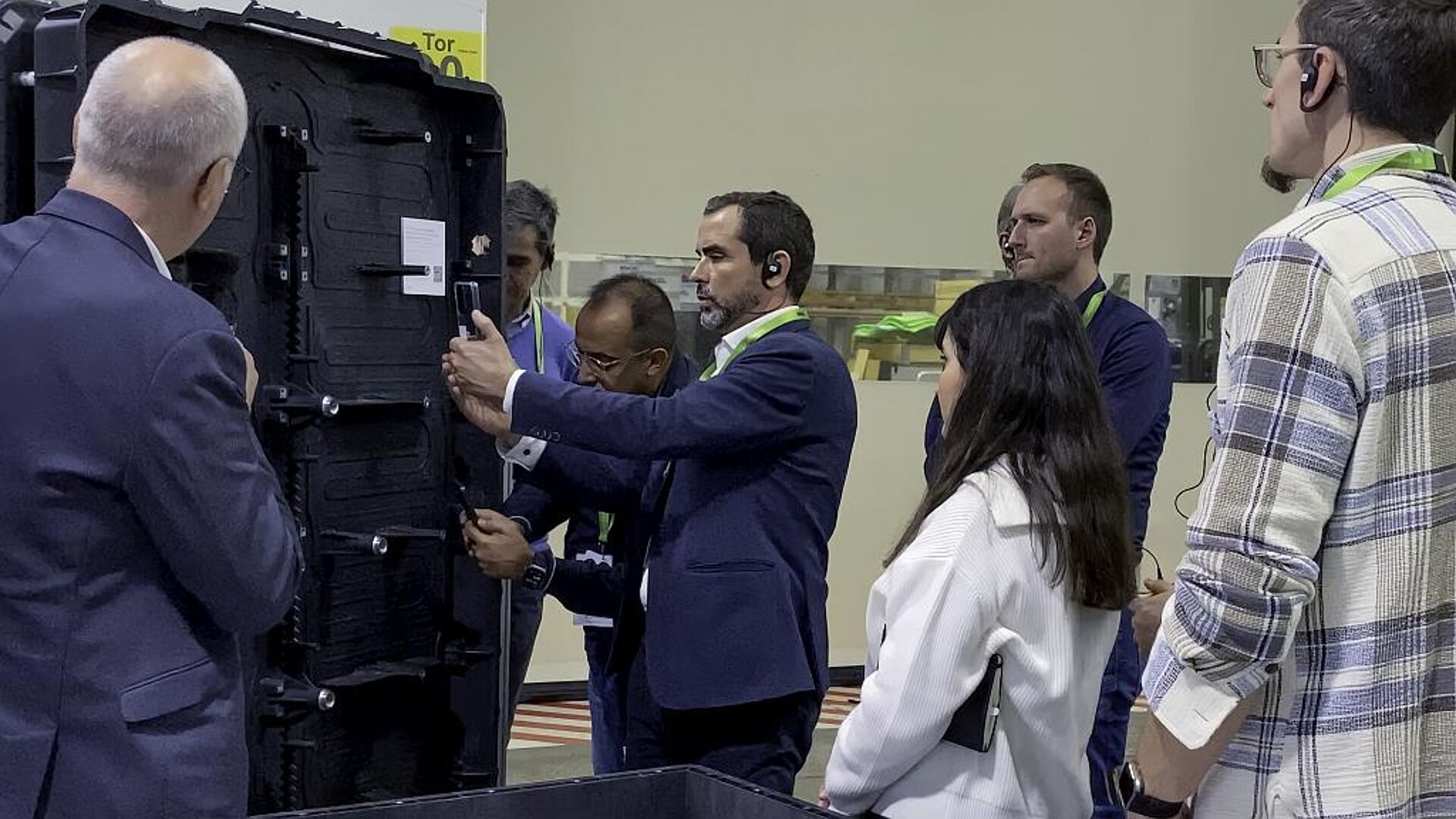 Die Einsparung von Gewicht, CO2-Emissionen und Kosteneffizienz wurden auf dem Battery Innovation Day von Engel mit zahlreichen Beispielen – hier der fertige Batteriedeckel – veranschaulicht. (Foto: Engel)