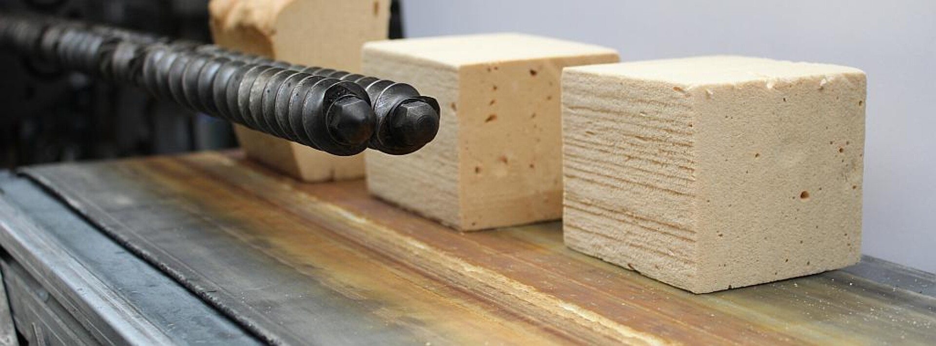 Ein Doppelschneckenextruder an Stelle der üblichen Mischköpfe könnte die mechanische Wiederverwertung von Polyurethan-Hartschaum revolutionieren. (Foto: IKT)