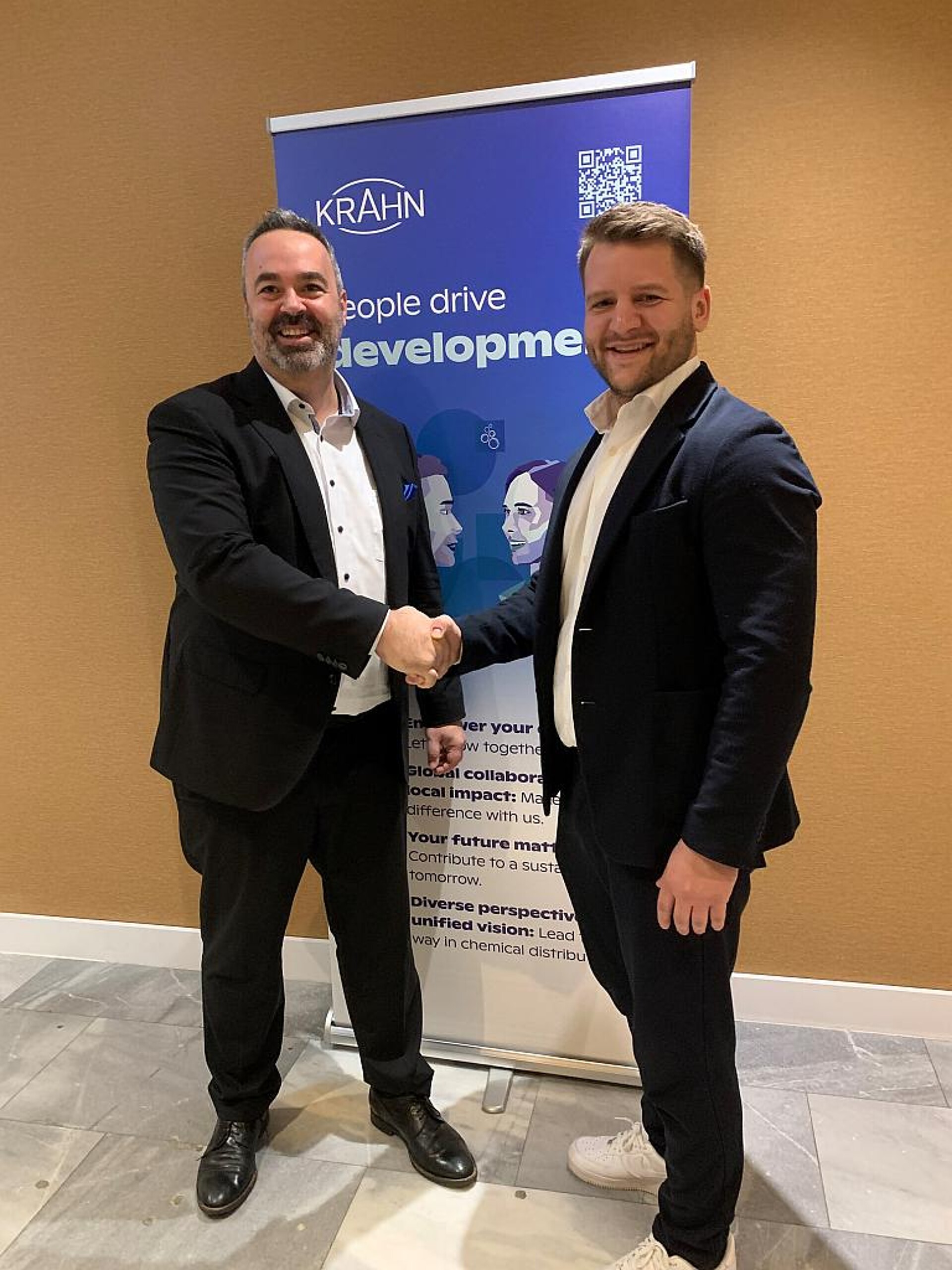 Freuen sich über die neue Zusammenarbeit (v. l.) Ralf Eck (Manager Sales PVC bei Westlake Vinnolit) und Klemens Unteutsch (Director Business Segment Plastics, Adhesives & Sealants bei Krahn Chemie). (Foto: Krahn Chemie)
