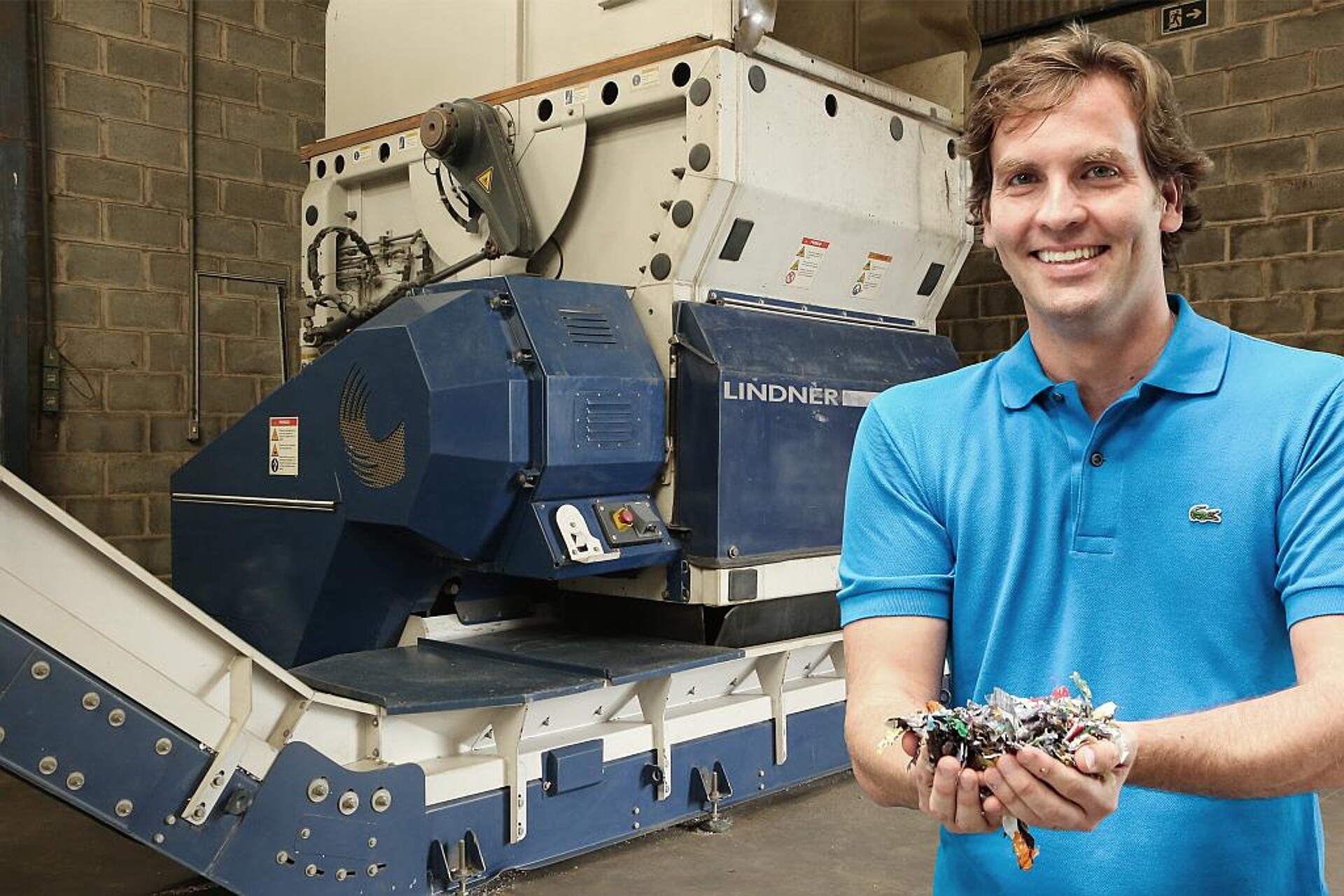 Fabio Kühl vor der Lindner Micromat 1500: „Die Schredder der Micromat-Serie sind ein wesentlicher Bestandteil unserer Recyclinglinie und überzeugen mit konstant hohem Durchsatz.“ (Foto: Lindner)