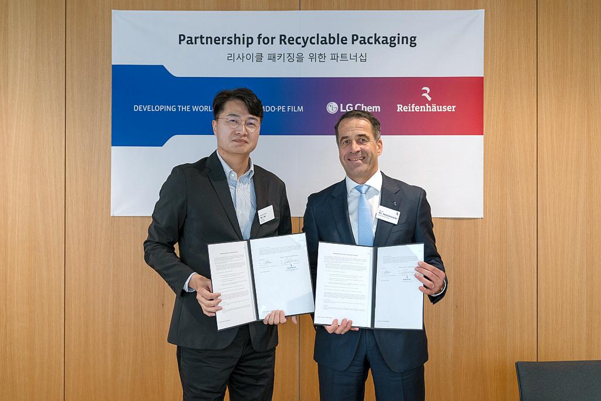 Dr. Lee Choong Hoon (l.), Vice President und Head of NCC/PO Business Unit bei LG Chem, mit Bernd Reifenhäuser, CEO der Reifenhäuser Gruppe nach der Unterzeichnung der gemeinsamen Absichtserklärung. (Foto: Reifenhäuser)