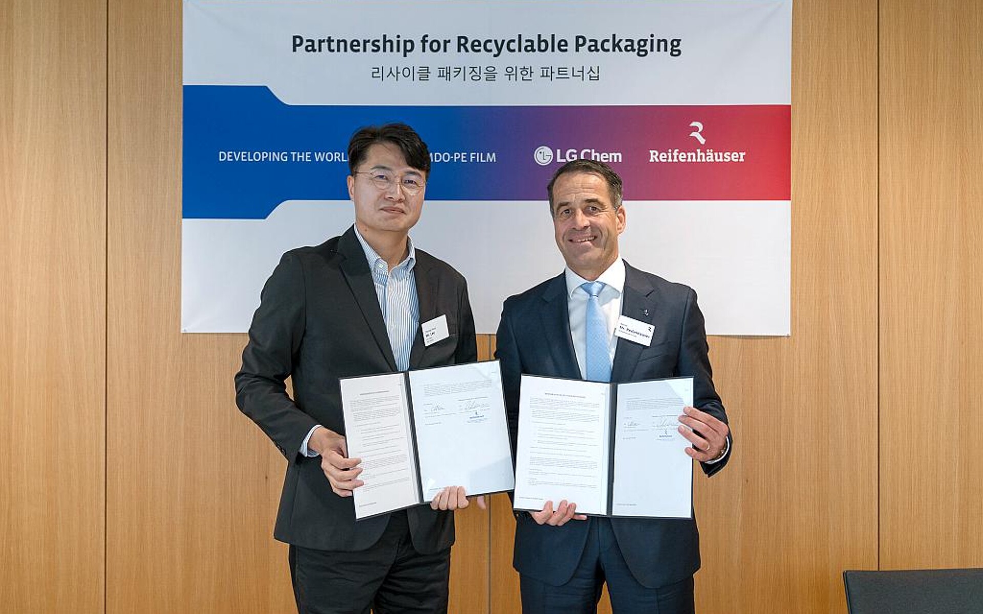 Dr. Lee Choong Hoon (l.), Vice President und Head of NCC/PO Business Unit bei LG Chem, mit Bernd Reifenhäuser, CEO der Reifenhäuser Gruppe nach der Unterzeichnung der gemeinsamen Absichtserklärung. (Foto: Reifenhäuser)