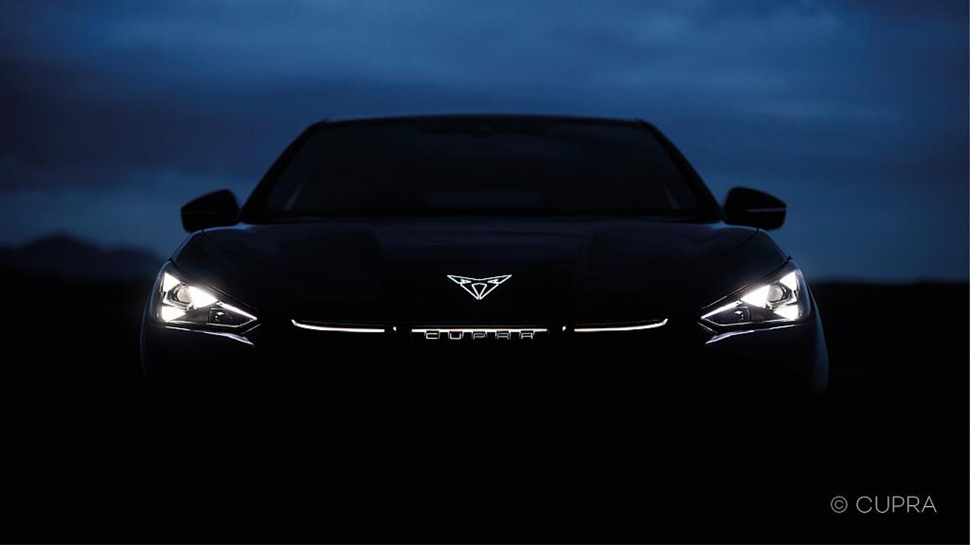 Eine schlagzähe Variante von Plexiglas Softlight ermöglicht außergewöhnliche Frontlichtsignaturen mit illuminierten Logos, wie hier beim Cupra Tavascan. (Foto: Cupra)