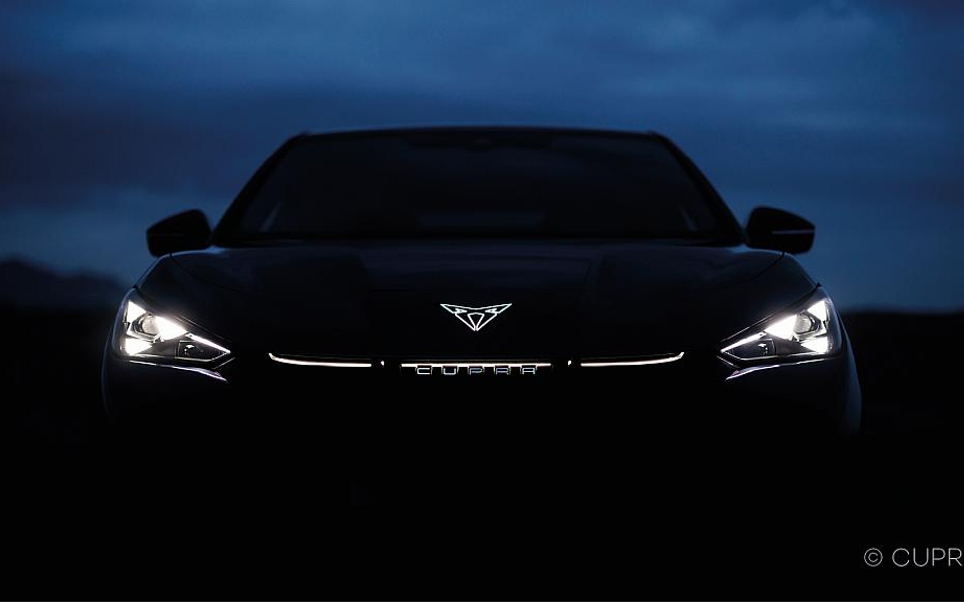 Eine schlagzähe Variante von Plexiglas Softlight ermöglicht außergewöhnliche Frontlichtsignaturen mit illuminierten Logos, wie hier beim Cupra Tavascan. (Foto: Cupra)