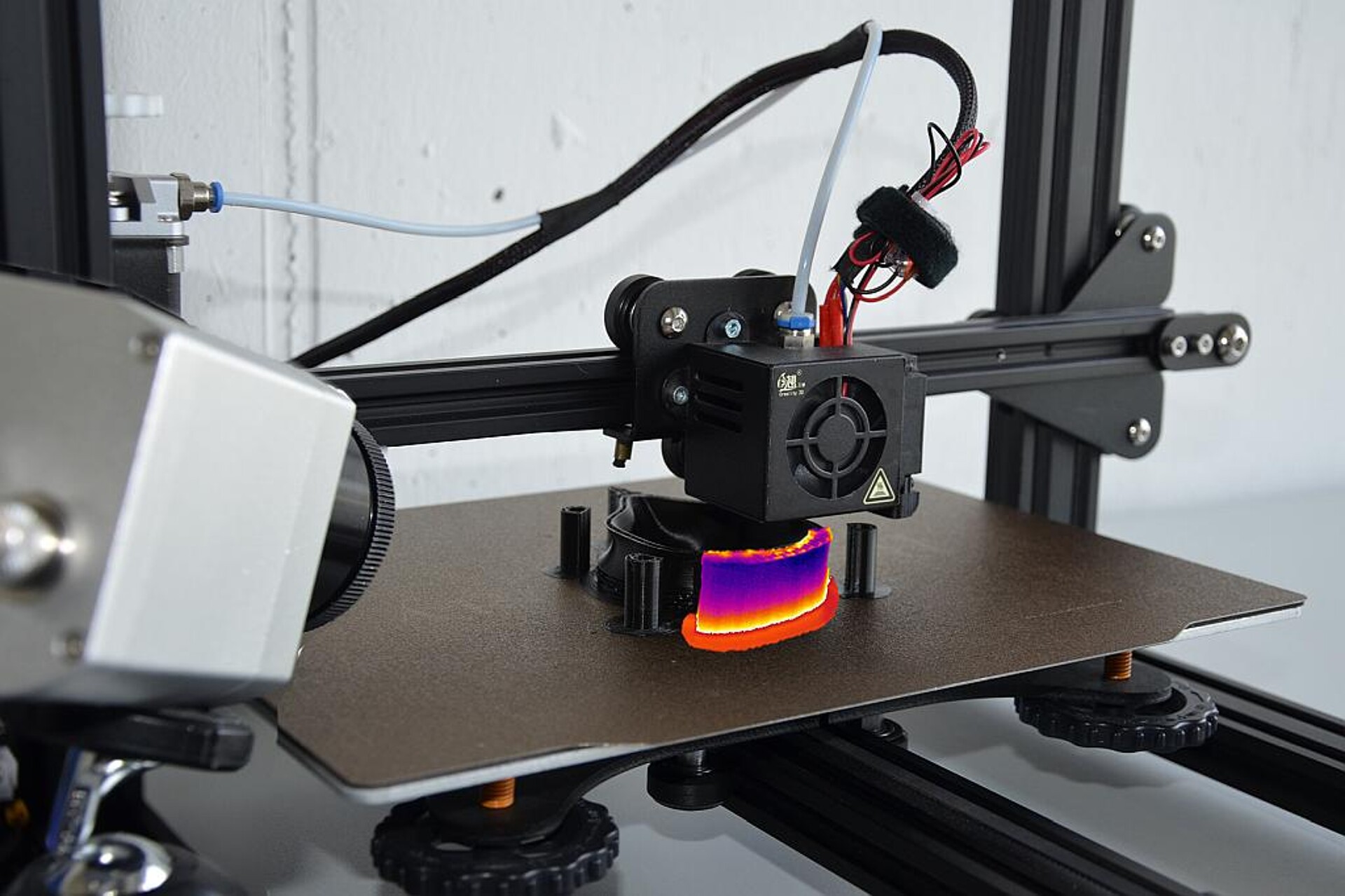 Ein Thermografiesystem bei der Qualitätskontrolle im 3D-Druck. (Foto: SKZ)