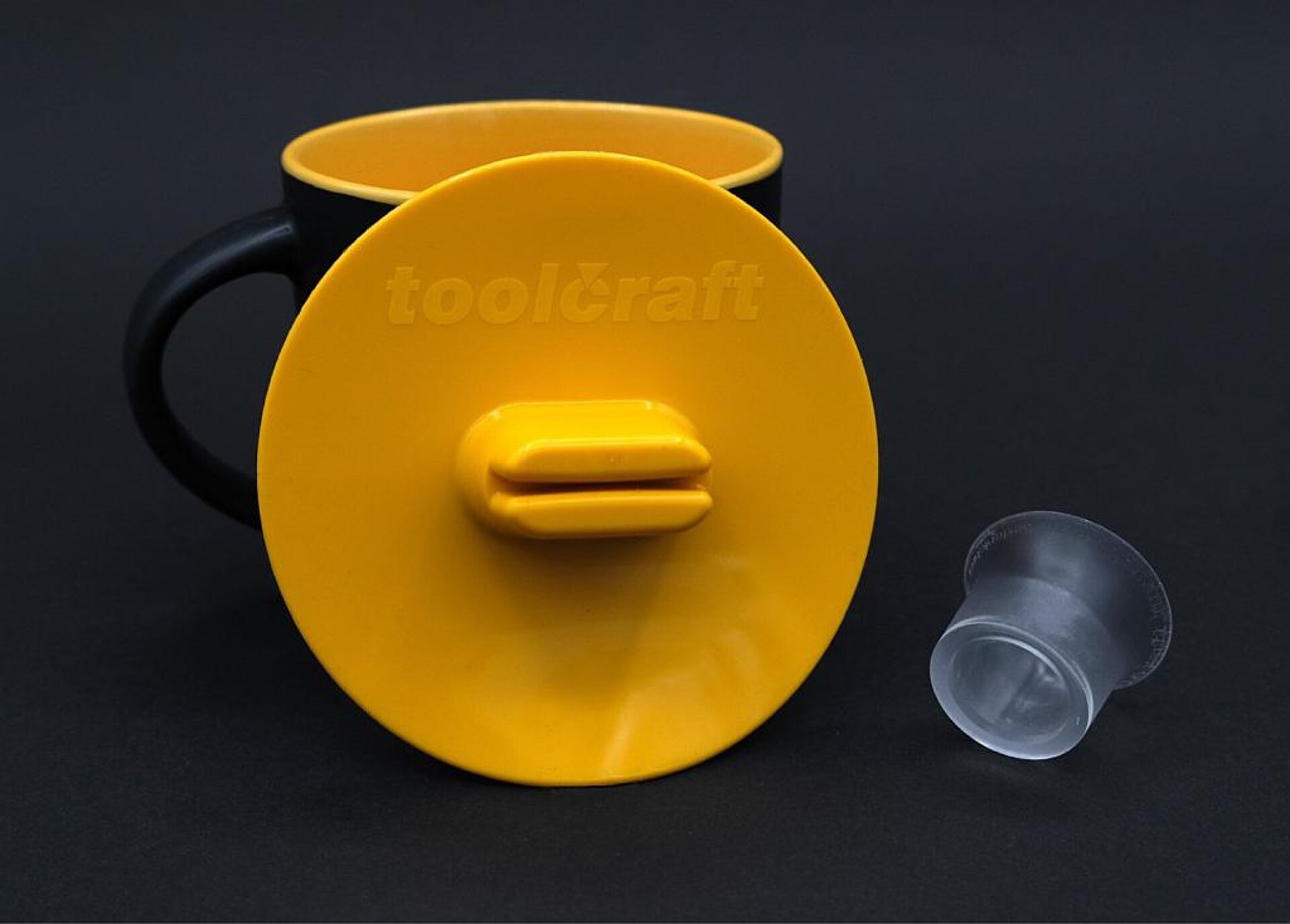 Tassendeckel und Lupe wurden mit einem einzigen Silikonspritzgießwerkzeug gefertigt (Foto: Toolcraft)