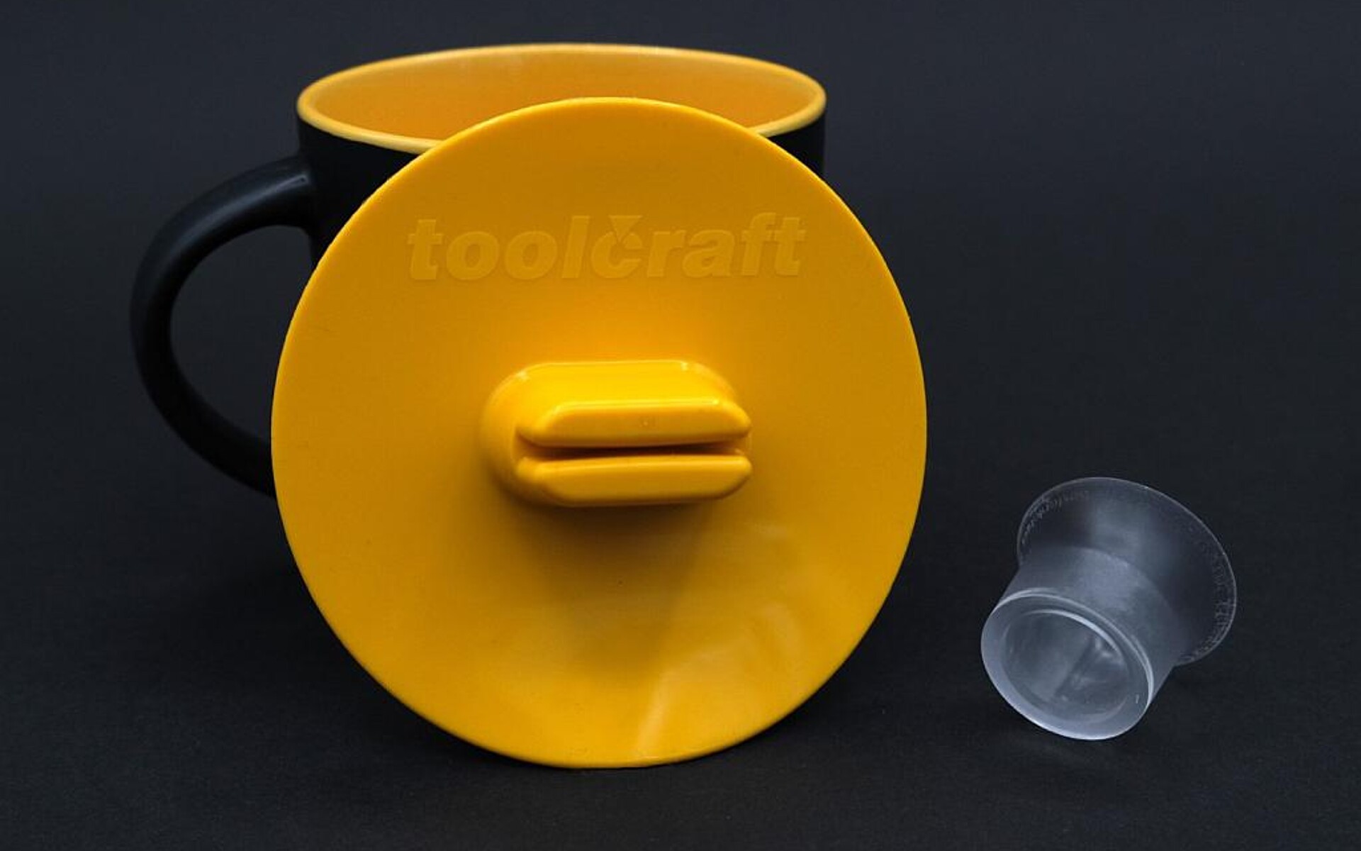 Tassendeckel und Lupe wurden mit einem einzigen Silikonspritzgießwerkzeug gefertigt (Foto: Toolcraft)