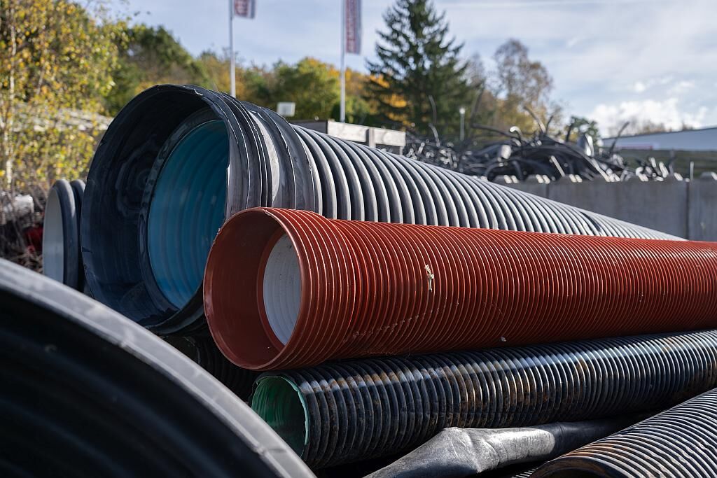 Zerkleinert werden in Röstanga HDPE-Rohre. (Foto: Weima)