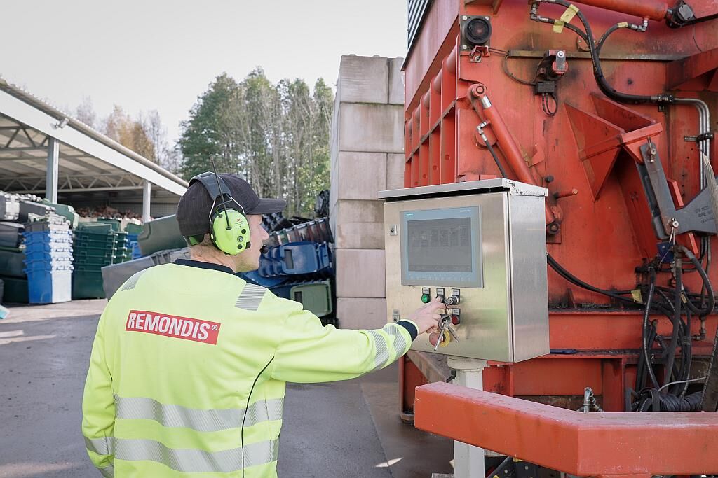 Der Shredder PowerLine 2500 in Röstanga ist im Freien aufgestellt. (Foto: Weima)