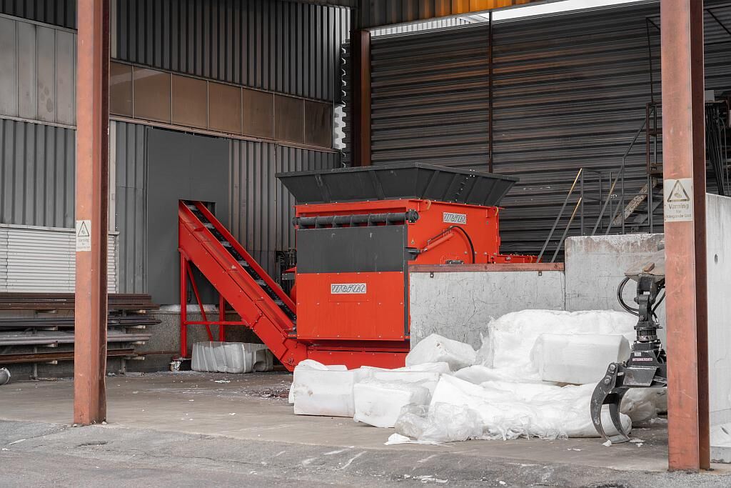 Im Einwellen-Zerkleinerer S7.20 werden große PE-Brocken verarbeitet. (Foto: Weima)