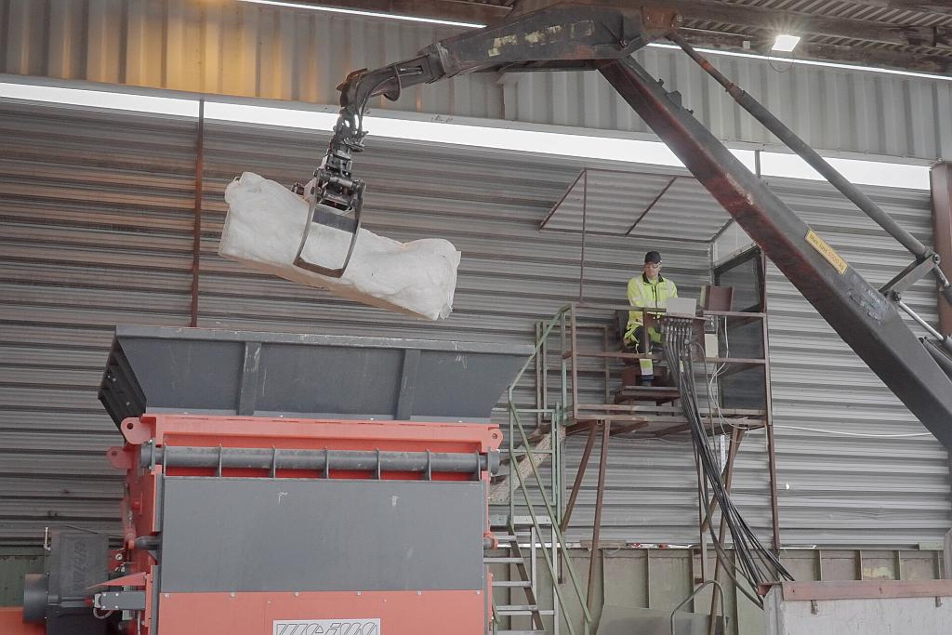 Wegen ihrer Größe und ihres Gewichts werden die PE-Brocken mit einem Kran in den Shredder befördert. (Foto: Weima)