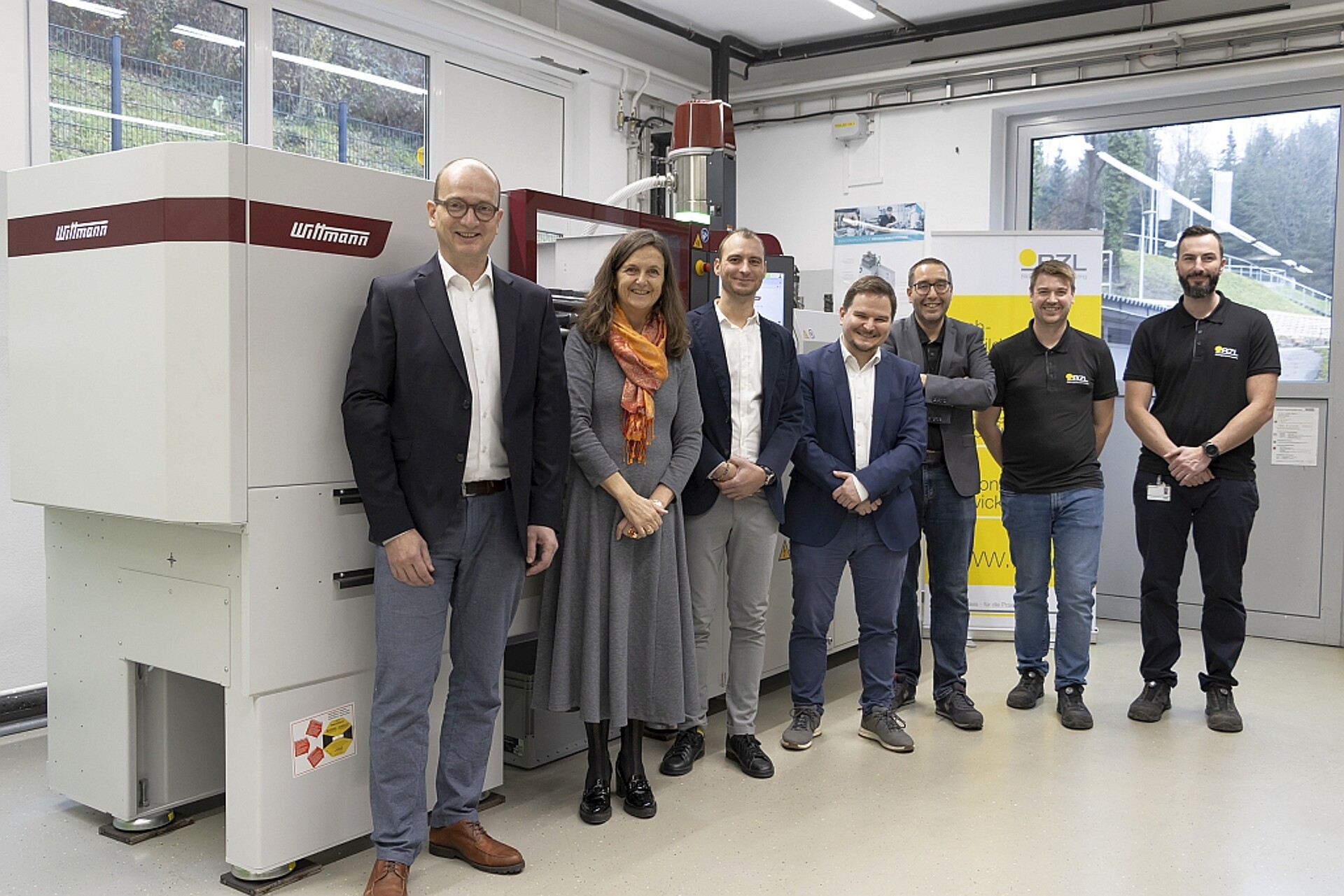 V.l.n.r.: Rainer Weingraber, CEO Wittmann Battenfeld, Sonja Zak, Geschäftsführerin BZL, Jochen Sassmann, Regional Sales Manager Wittmann Battenfeld, Thomas Gutwein, Geschäftsführer BZL, Benjamin Haberl, Leitung Fachausbildung BZL, Alexander Streicher, Teamkoordinator Kunststoff und Marcel Weinberger, Ausbilder Kunststoff vor der EcoPower 55/130. (Foto: Wittmann)