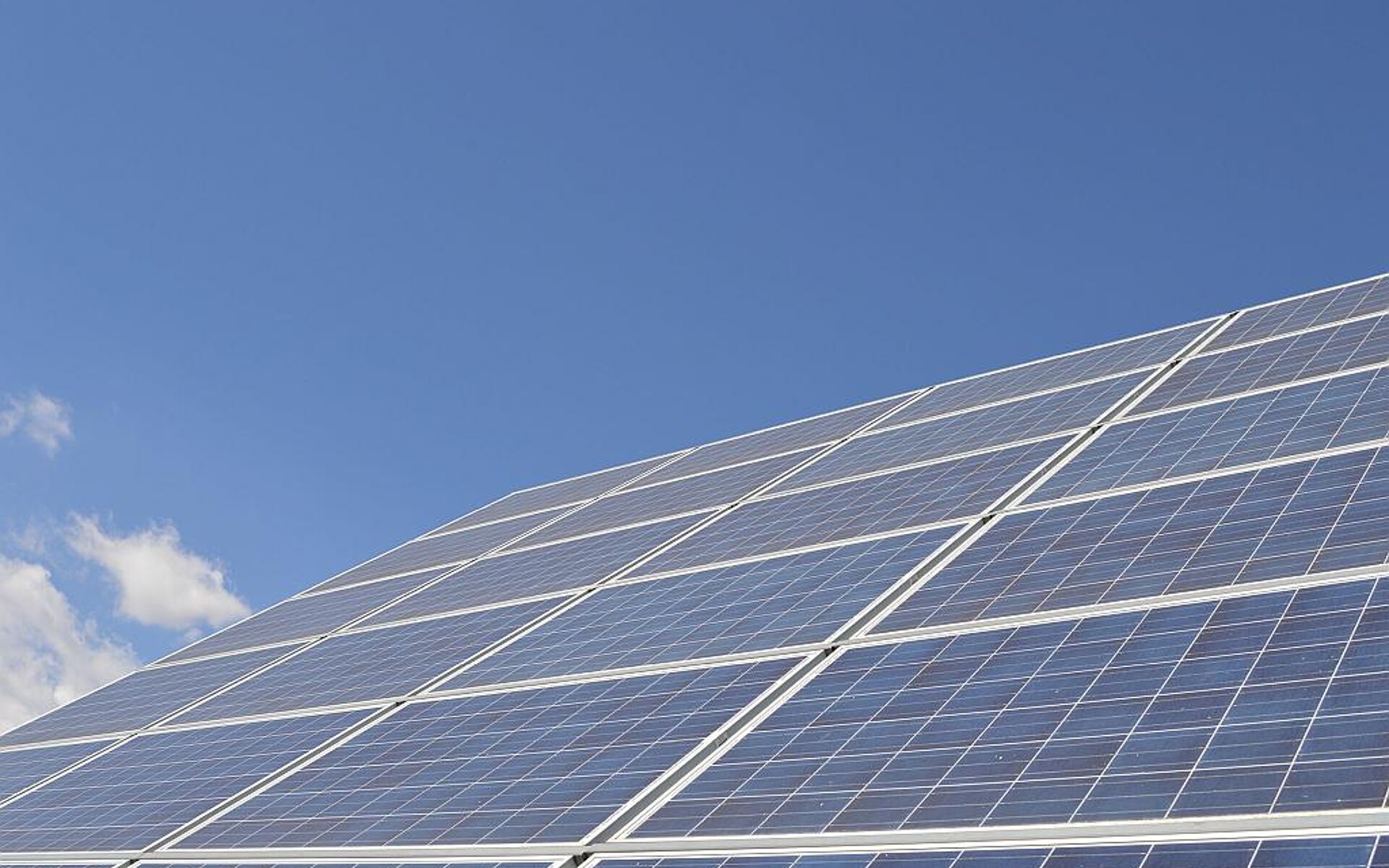 Photovoltaik ist auf immer mehr Dächern von Industriebetrieben zu finden, bietet jedoch noch viel unausgeschöpftes Effizienzpotenzial. (Foto: coryr930/pixabay)