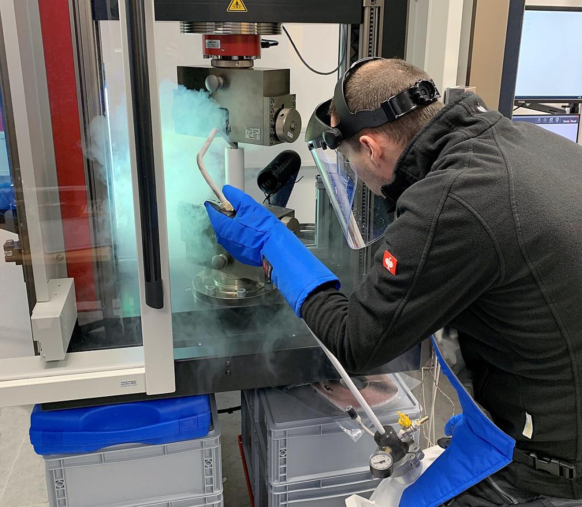 Die Maschine ermöglicht Prüfungen von Faserverbundwerkstoffen bei tiefen Temperaturen von bis zu 77 K. (Foto: ZwickRoell)