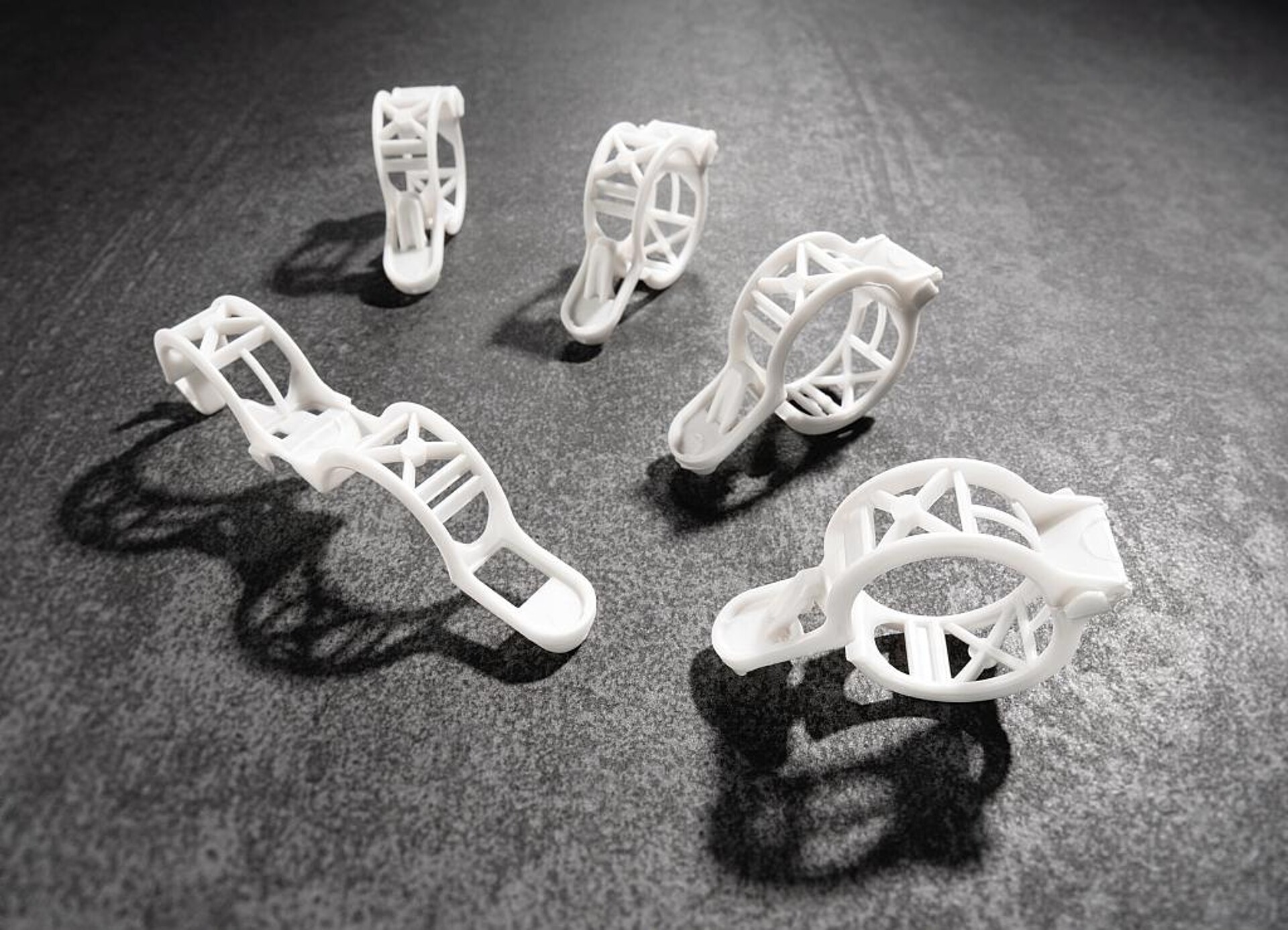 Mit Klips aus dem kompostierbaren ecovio 60 IA 1552 lassen sich Kletterpflanzen wie Tomaten, Gurken und Paprika in Gewächshäusern befestigen. (Foto: BASF)