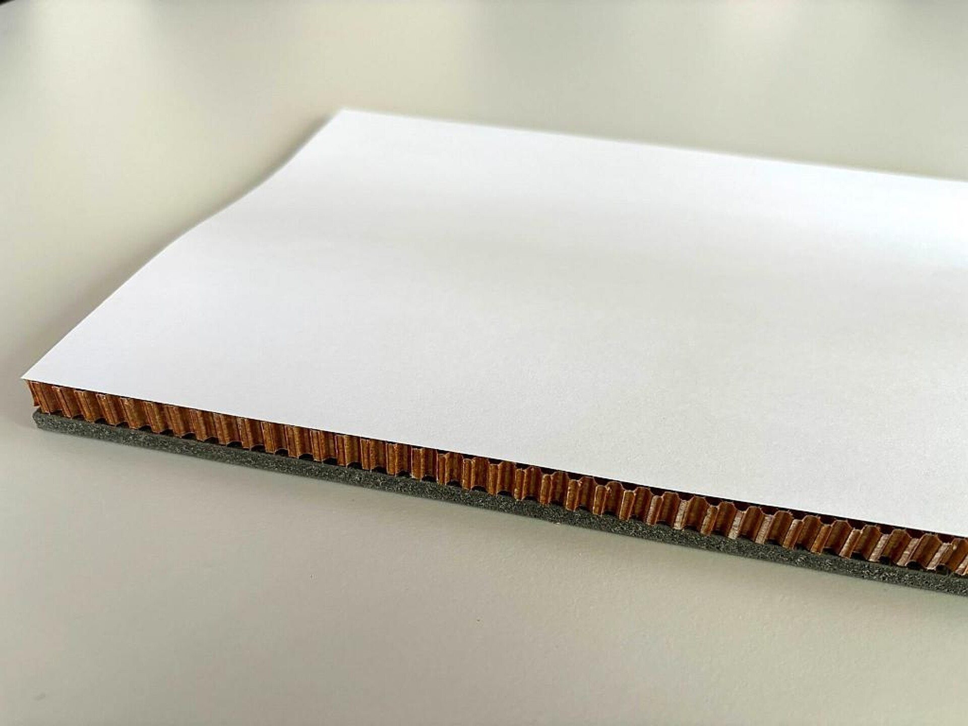 Leichtbauteile, die im Paper-Honeycomb-Verfahren hergestellt werden, sind trotz ihres geringen Gewichts sehr stabil. (Foto: BBG)