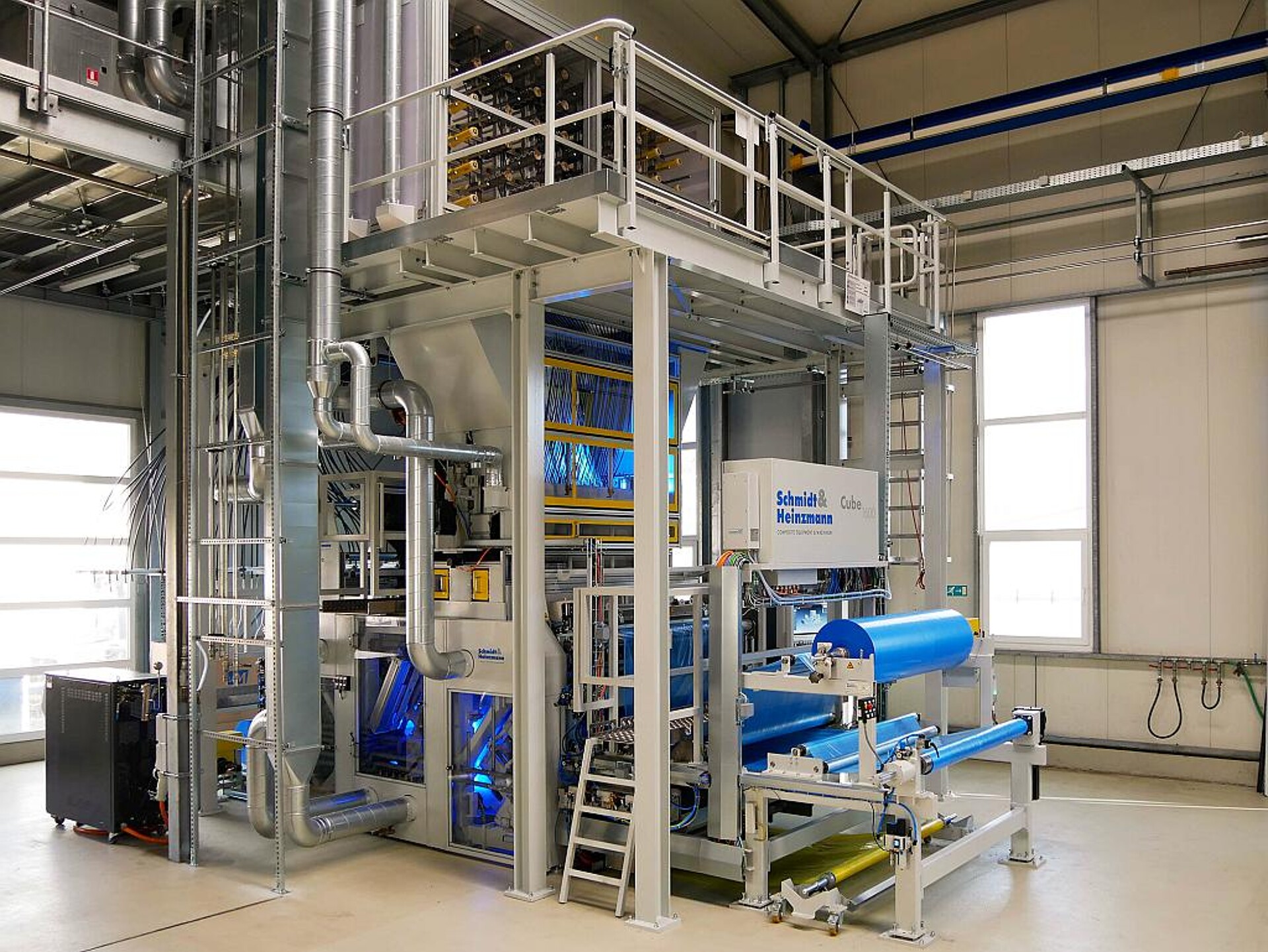 Das neue Maschinenkonzept der Cube-SMC-Halbzeuglinie von Schmidt & Heinzmann berücksichtigt aktuelle und zukünftige Anforderungen an eine moderne Arbeitsumgebung. (Foto: Dieffenbacher)