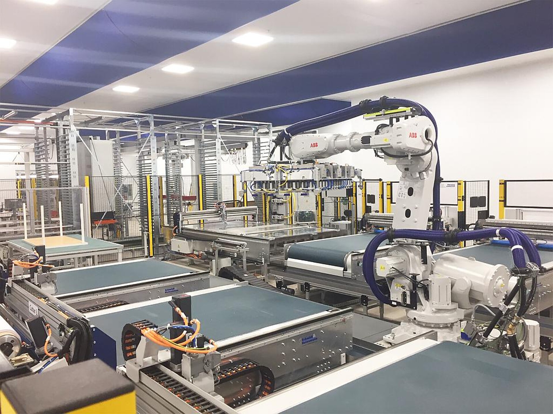 Die Cutting-&-Stacking-Systeme von Schmidt & Heinzmann bieten mit ihren auf das zu schneidende Material abgestimmten Schneidtechnologien einen robusten und vollautomatischen Produktionsprozess. (Foto: Dieffenbacher)