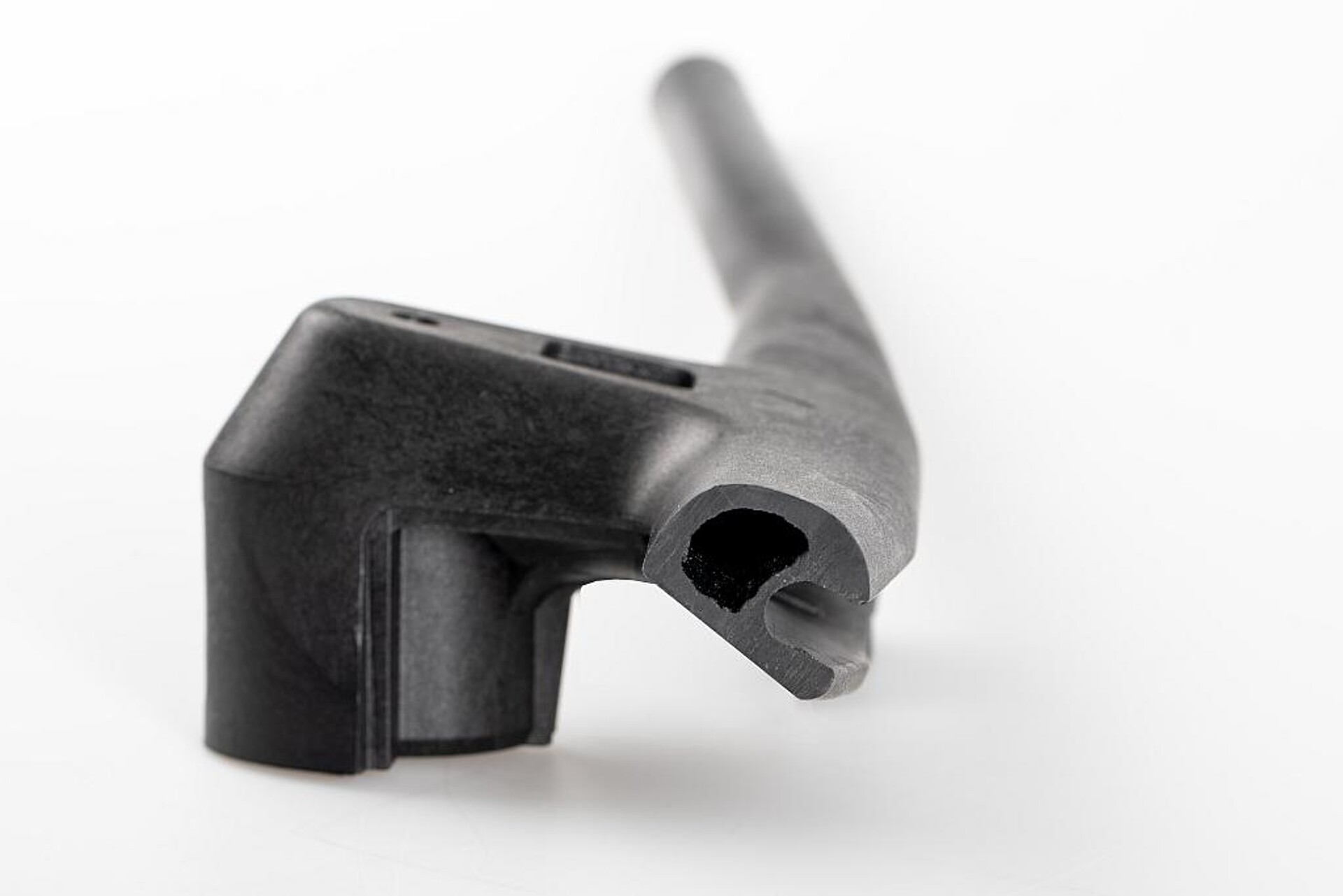 Das fluidmelt-Verfahren ermöglicht Hohlkörper bei hoher Designfreiheit. Hier der Fahrradlenker im Querschnitt. (Foto: Engel)