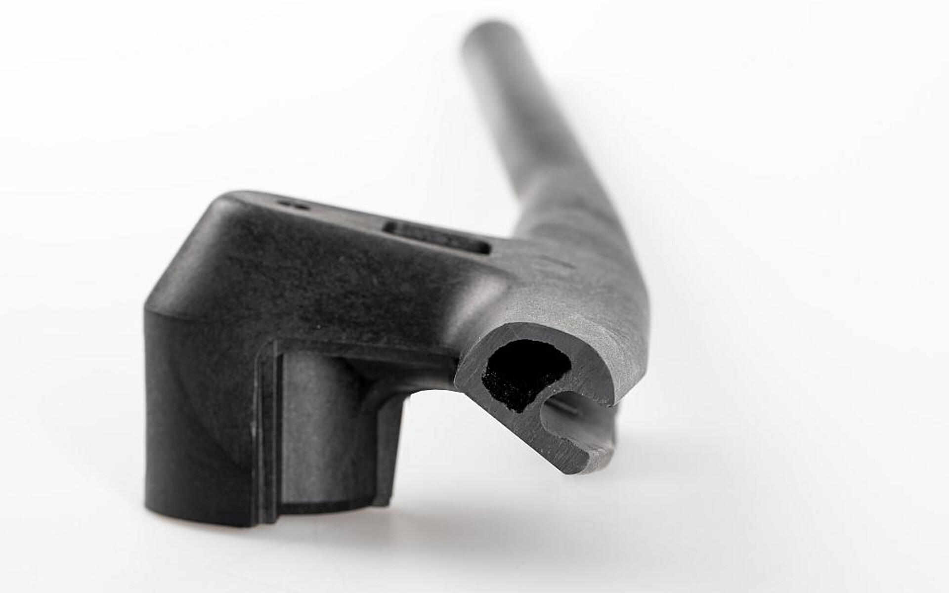 Das fluidmelt-Verfahren ermöglicht Hohlkörper bei hoher Designfreiheit. Hier der Fahrradlenker im Querschnitt. (Foto: Engel)
